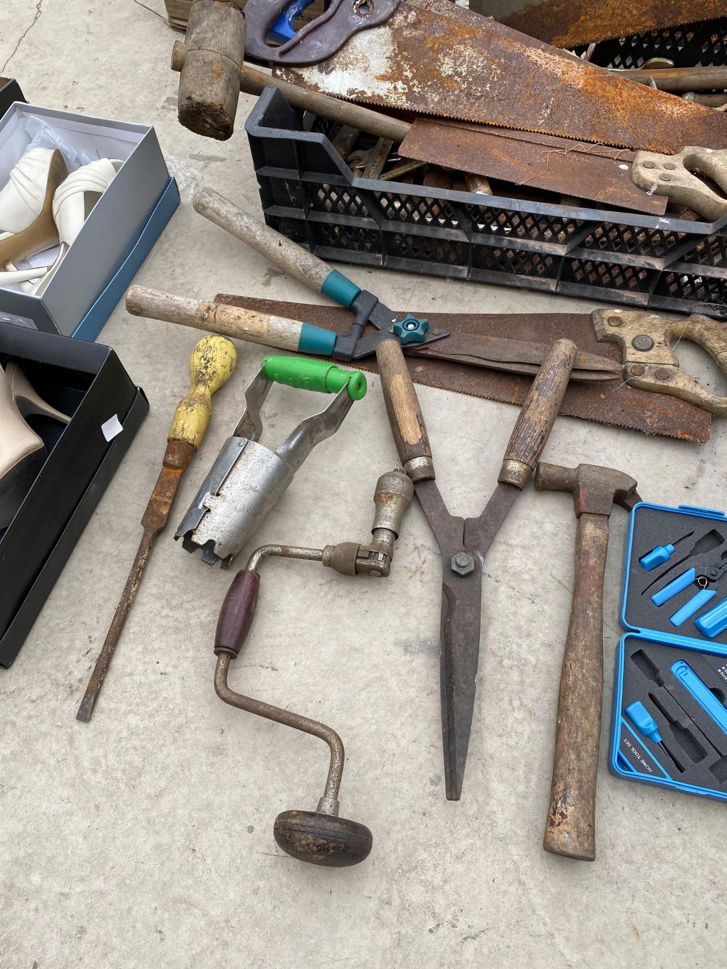 AN ASSORTMENT OF HAND TOOLS TO INCLUDE SHEARS, A BRACE DRILL AND SAWS ETC - Image 2 of 5