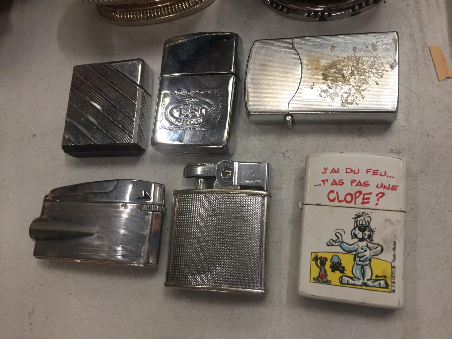 A COLLECTION OF EIGHT VINTAGE CIGARETTE LIGHTERS , TO INCLUDE TWO TABLE LIGHTERS - Image 3 of 3