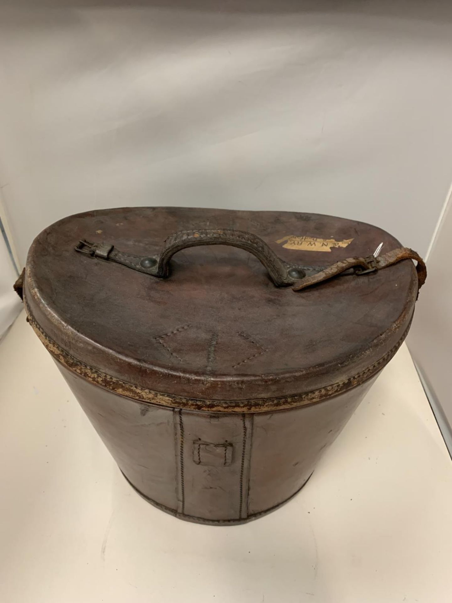 A VINTAGE LEATHER HAT BOX WITH MAROON VELVETEEN LINING - Image 3 of 5