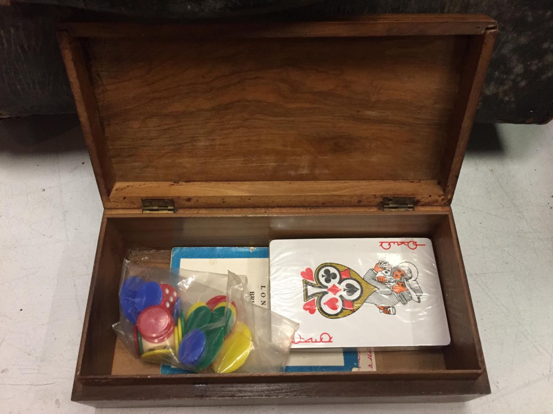 AN INLAID BOX CONTAINING A PACK OF CARDS AND DICE - Image 3 of 3