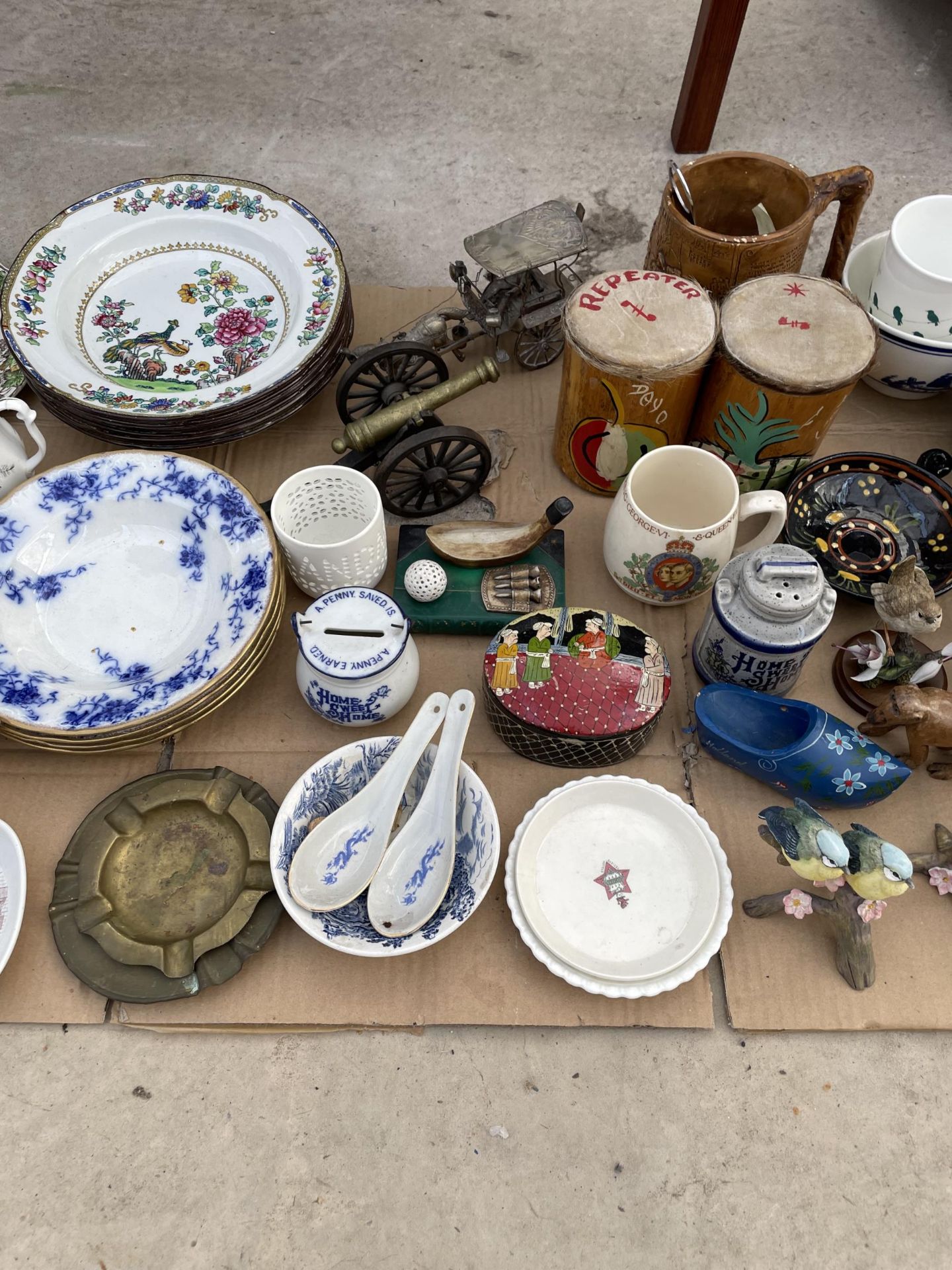 A LARGE ASSORTMENT OF ITEMS TO INCLUDE ORIENTAL STYLE BOWLS, A BRASS CANON AND FRAMED PRINTS ETC - Image 3 of 5