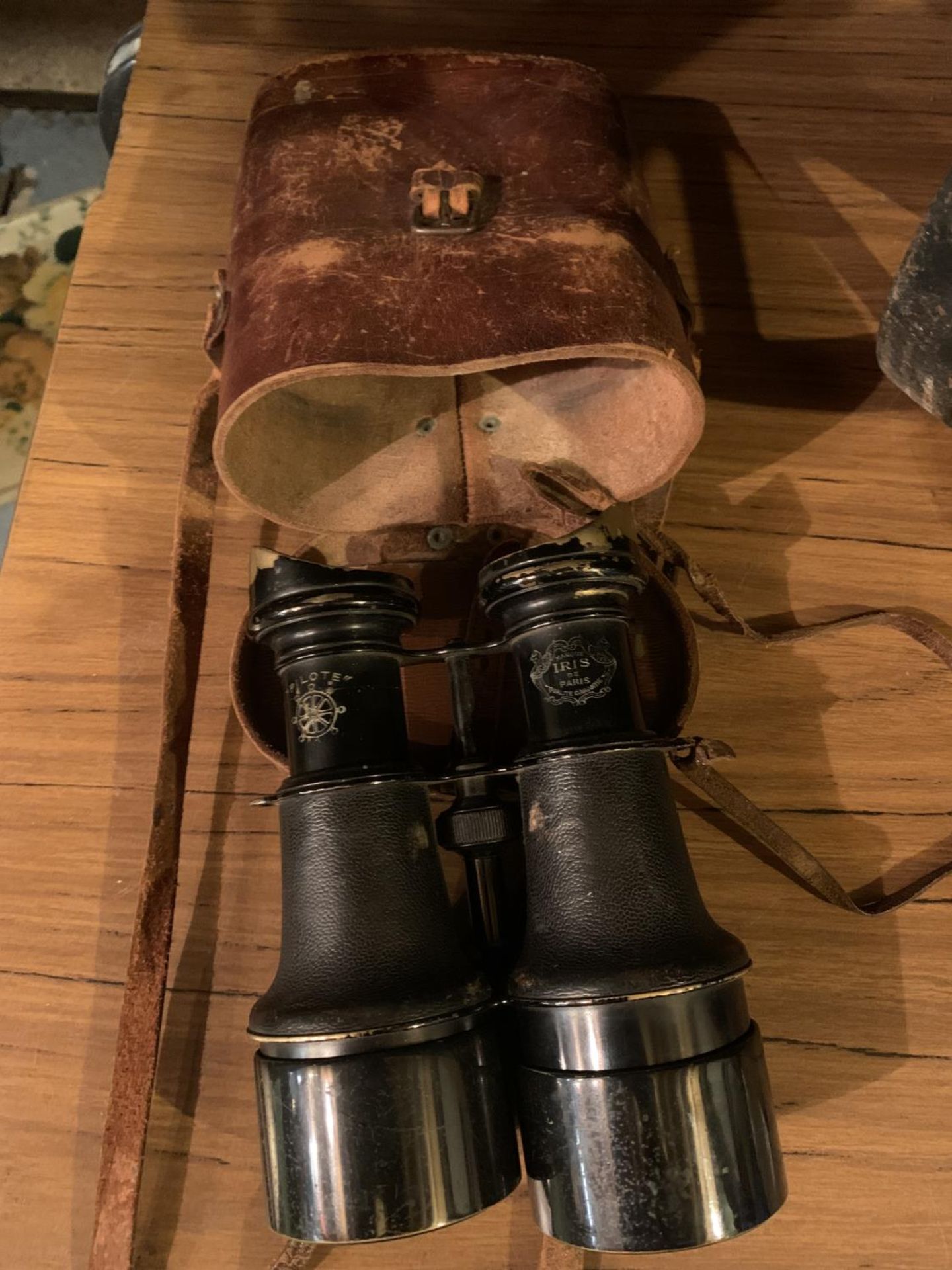 A PAIR OF EARLY 20TH CENTURY PILOTE BINOCULARS BY IRIS DE PARIS WITH LEATHER CASE
