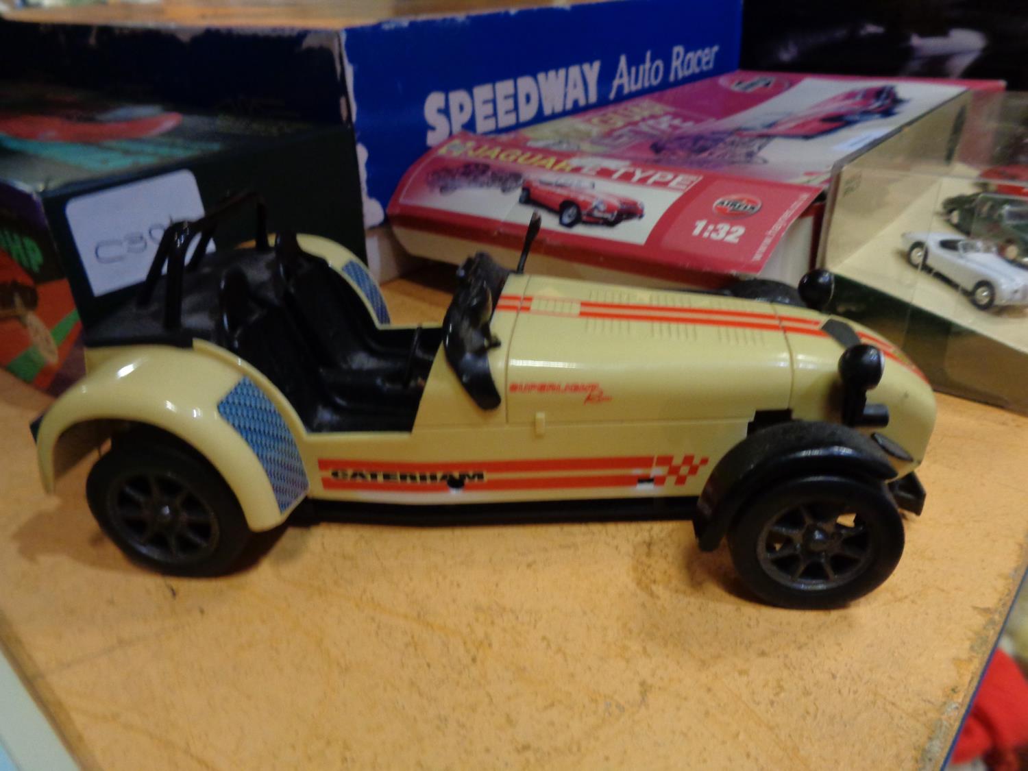 VARIOUS CAR RELATED ITEMS TO INCLUDE A SPEEDWAY AUTO RACER SET, A SUNBEAM, E TYPE JAGUAR ETC - Image 2 of 3