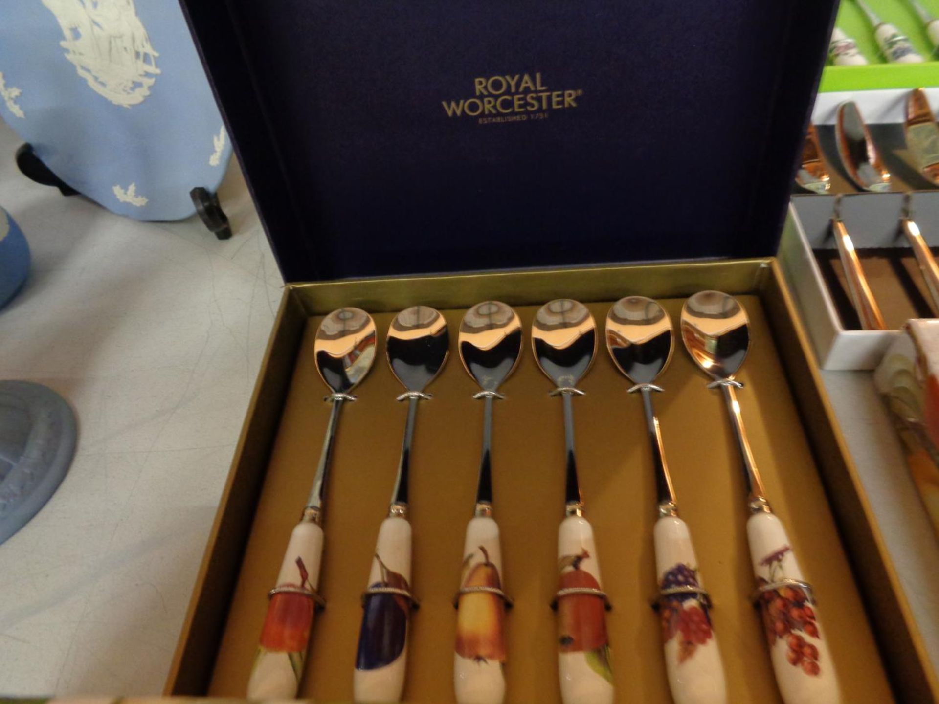 A NUMBER OF BOXES OF DECORATIVE FLATWARE TO INCLUDE ROYAL WORCESTER AND PORTMEIRION - Image 3 of 5