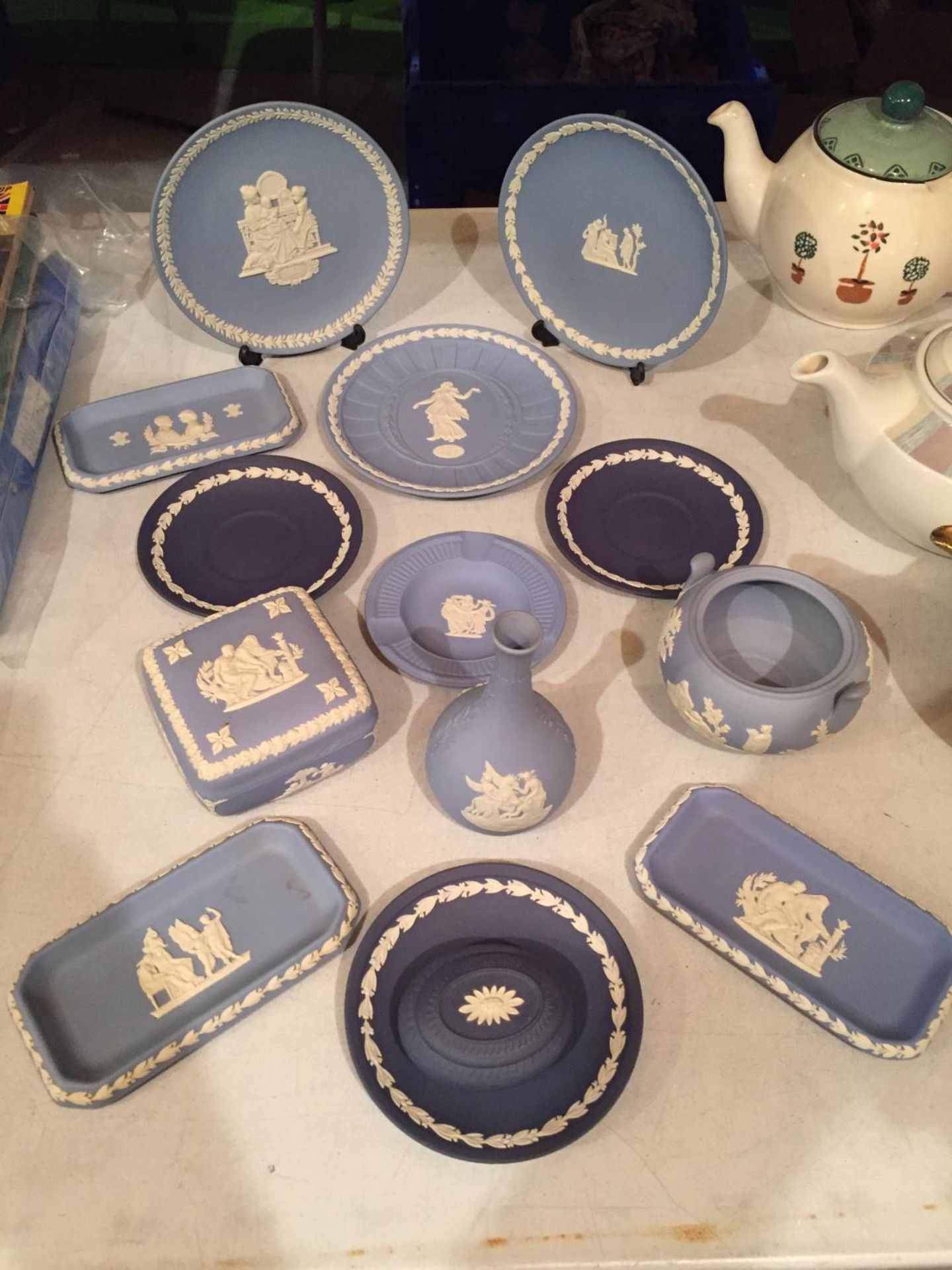 A COLLECTION OF JASPERWARE TO INCLUDE TRINKET DISHES AND BUD VASES