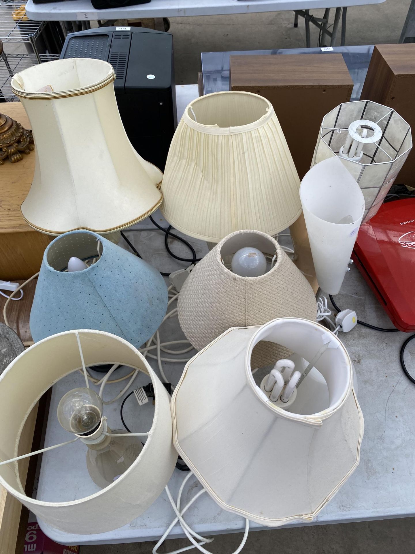 AN ASSORTMENT OF VARIOUS TASBLE LAMPS ETC - Image 2 of 4