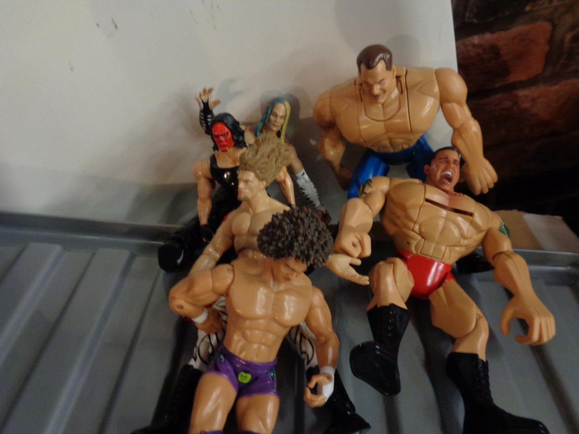 A WWF WRESTLING RING AND A LARGE AMOUNT OF WWF FIGURINES - Image 4 of 4