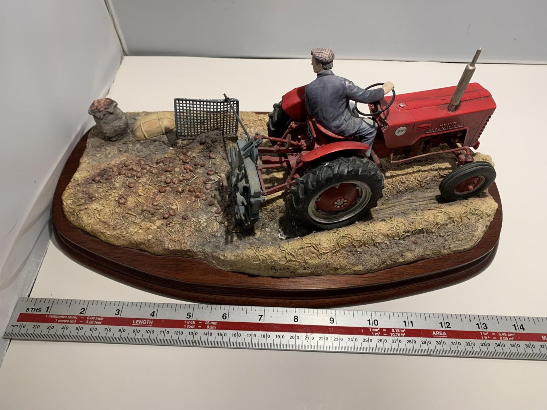 A LARGE LIMITED EDITION BORDER FINE ART FIGURINE LIFTING THE PINKS (INTERNATIONAL B250 TRACTOR) - Image 6 of 6