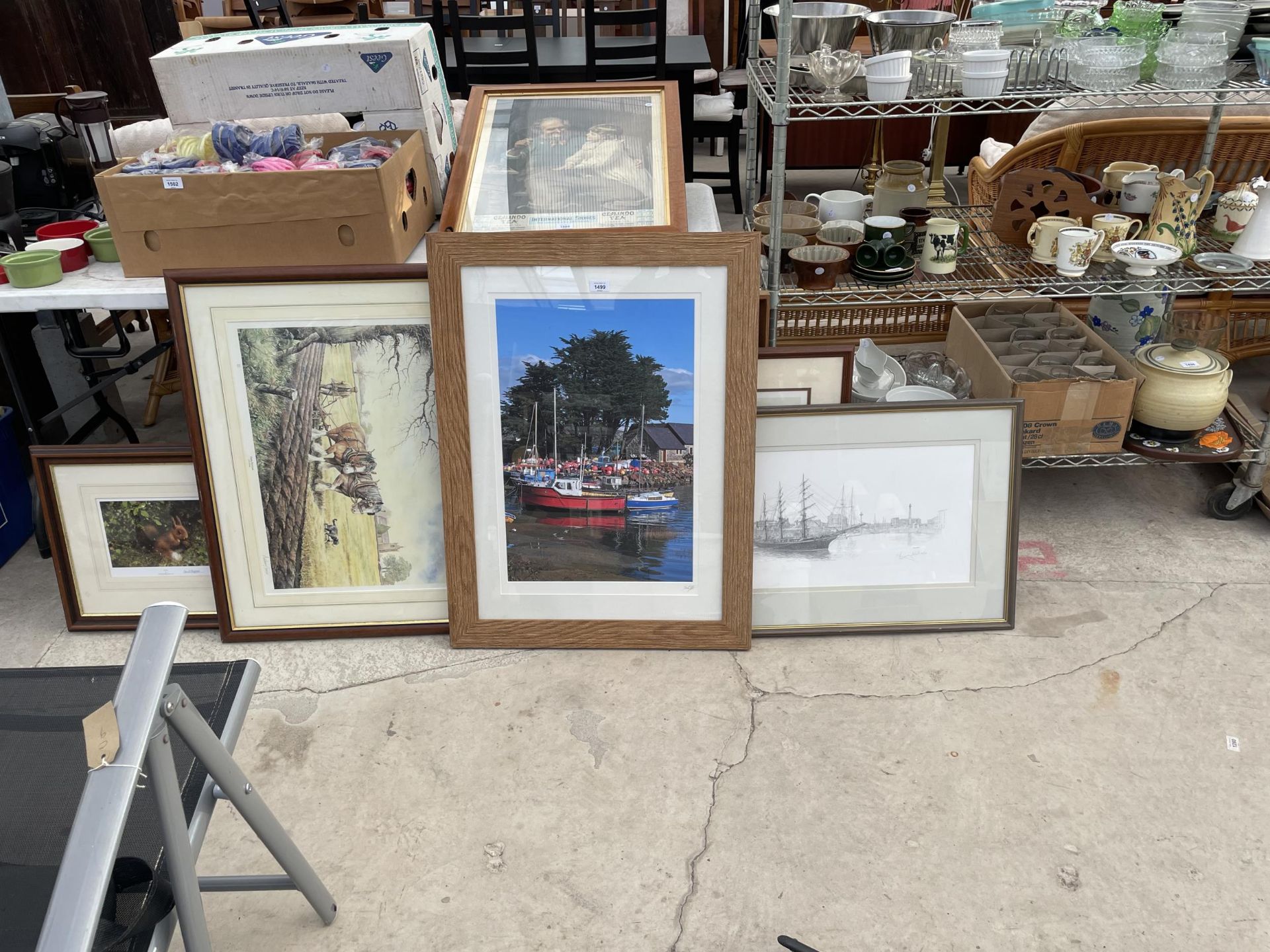 AN ASSORTMENT OF FRAMED PRINTS AND PICTURES