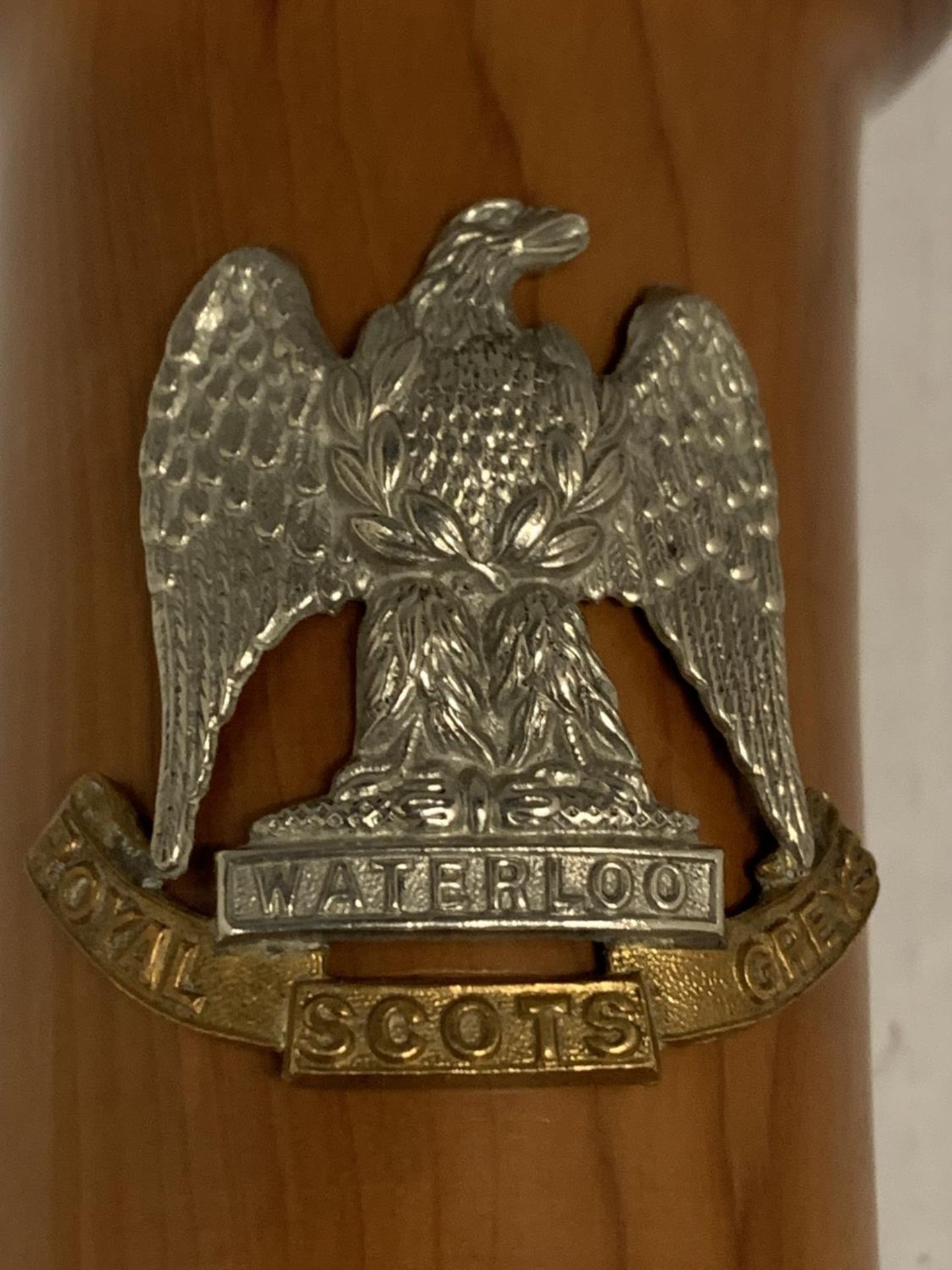 A WOODEN VASE WITH A ROYAL SCOTS GREYS WATERLOO BADGE WITH EAGLE EMBLEM - Image 3 of 3
