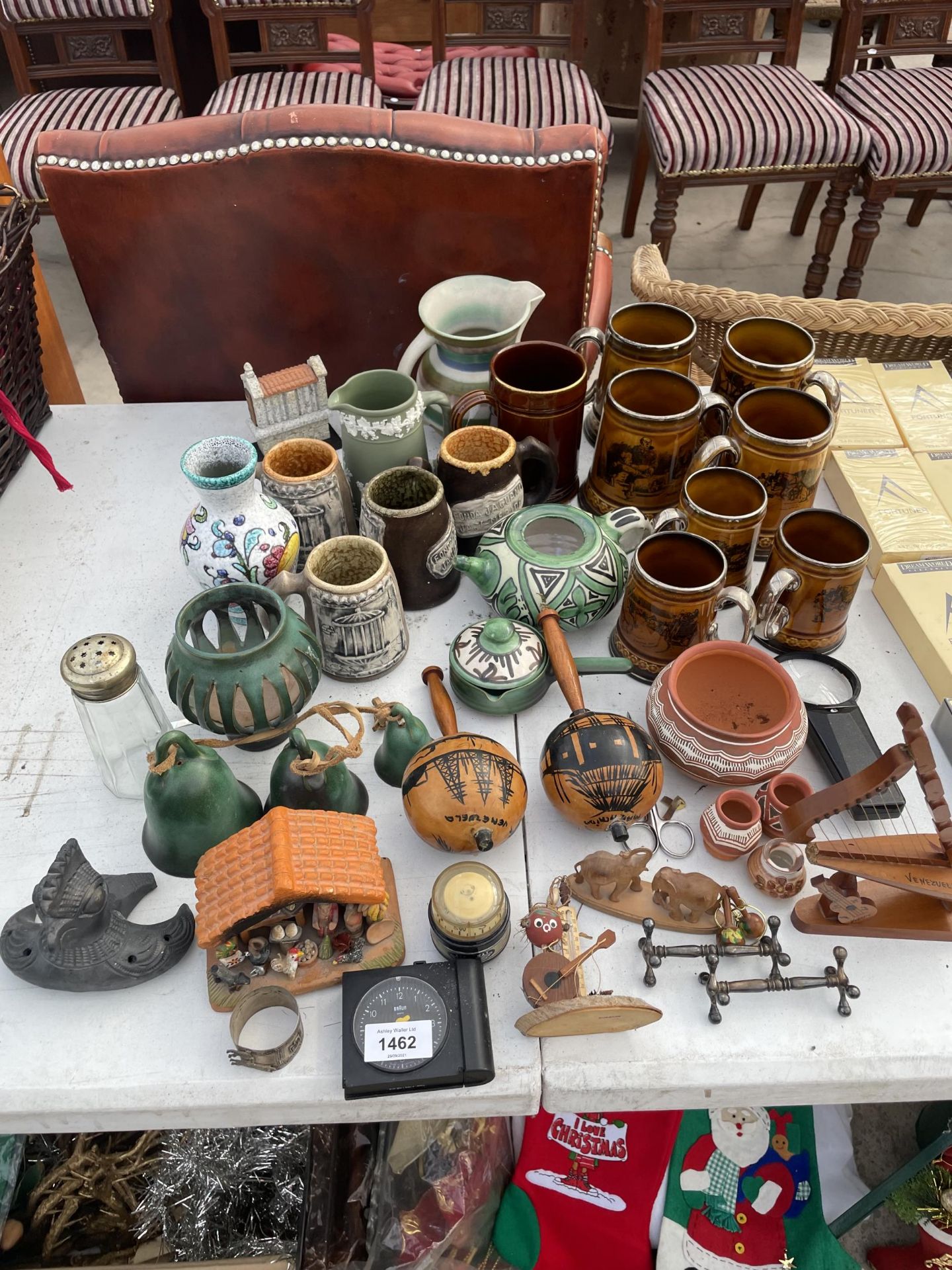 AN ASSORTMENT OF ITEMS TO INCLUDE TANKARDS, MARACAS AND A WEDGWOOD JUG ETC