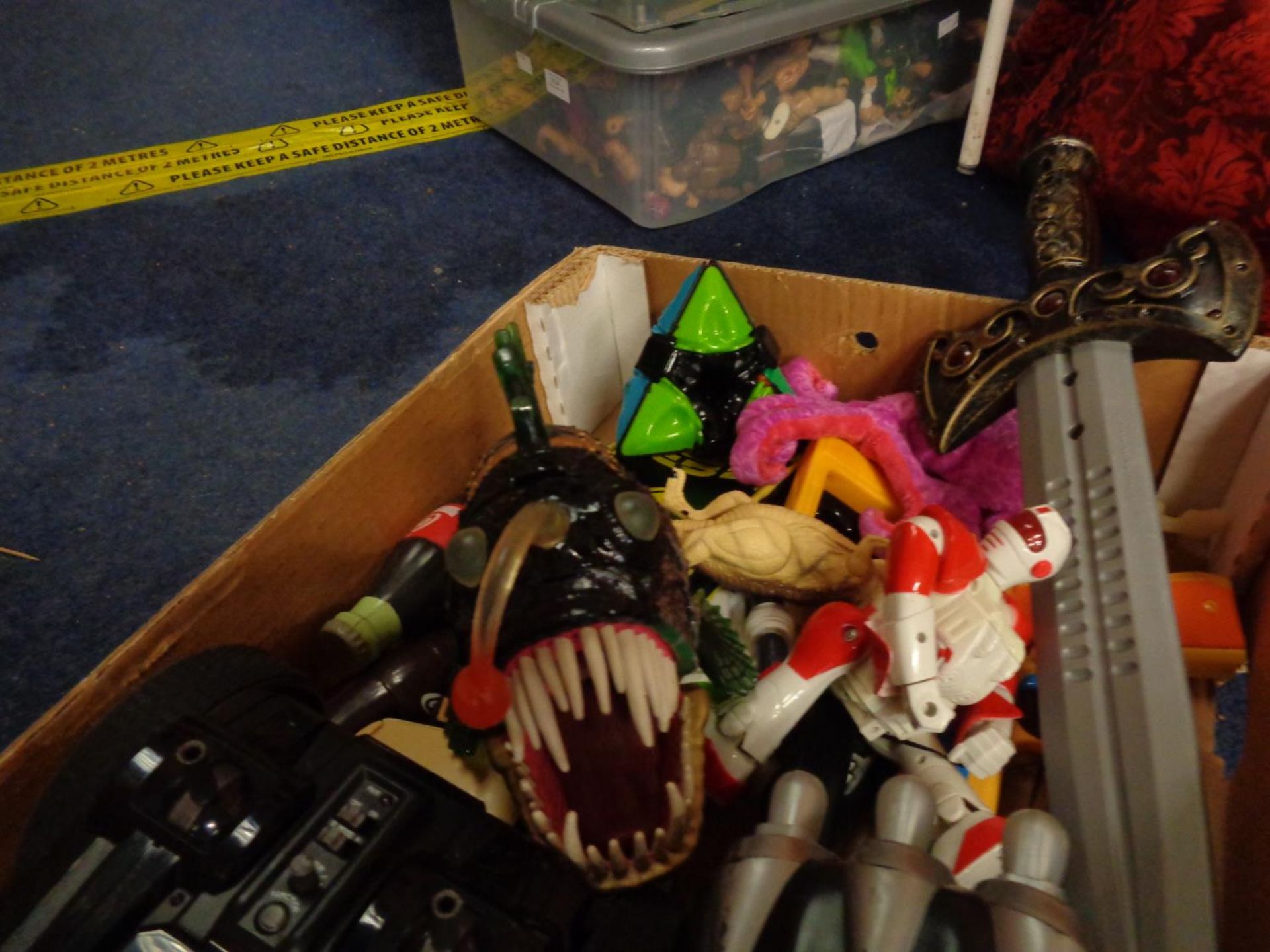 A BOX OF ASSORTED TOYS TO INCLUDE A GYRO ZEE REMOTE CONTROL CAR, TWO SONIC THE HEDGEHOG MONEY BOXES, - Image 3 of 3