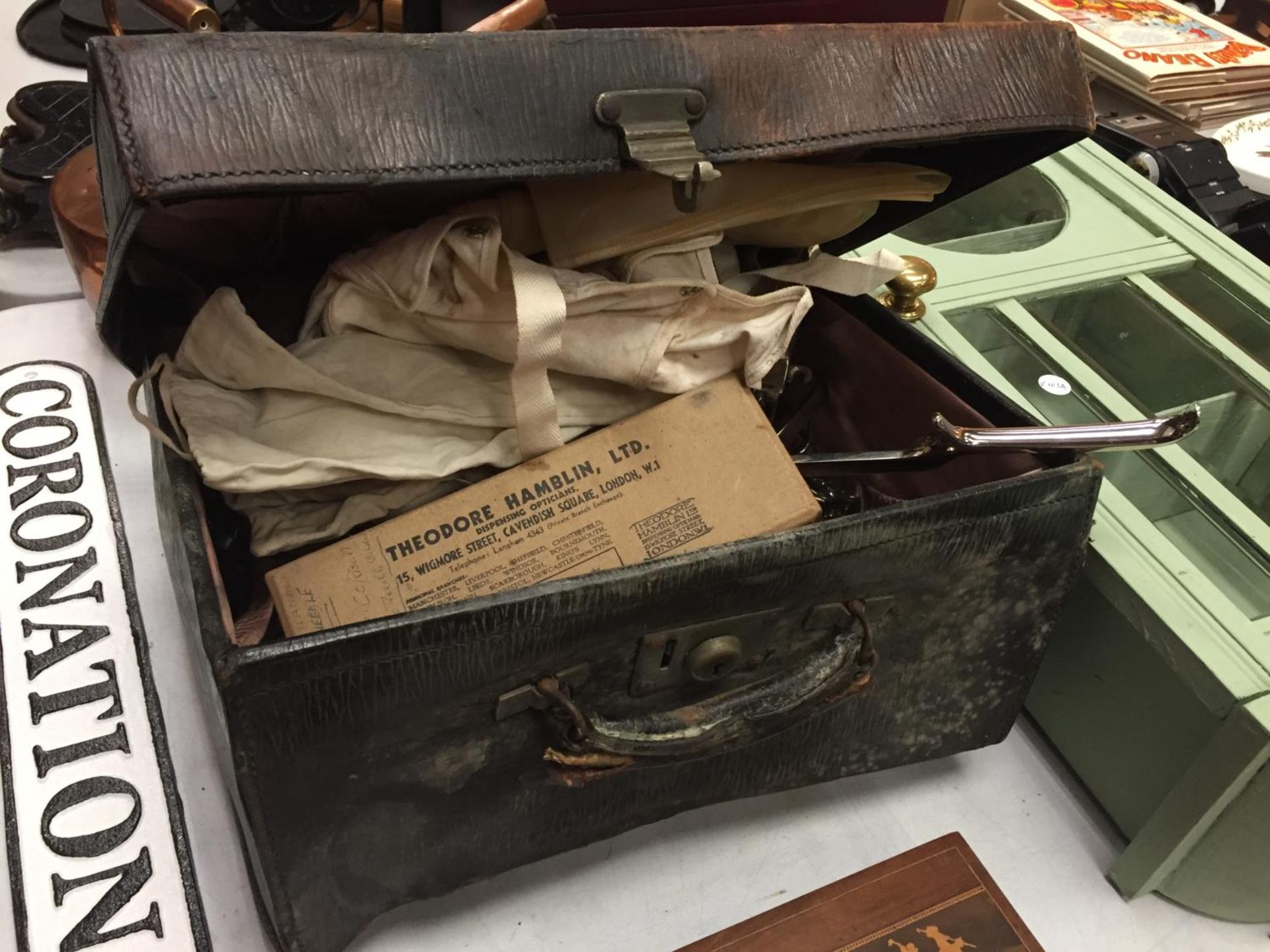 A VINTAGE MEDICAL CASE CONTAINING A LARGE QUANTITY OF OPERATING INSTRUMENTS ETC