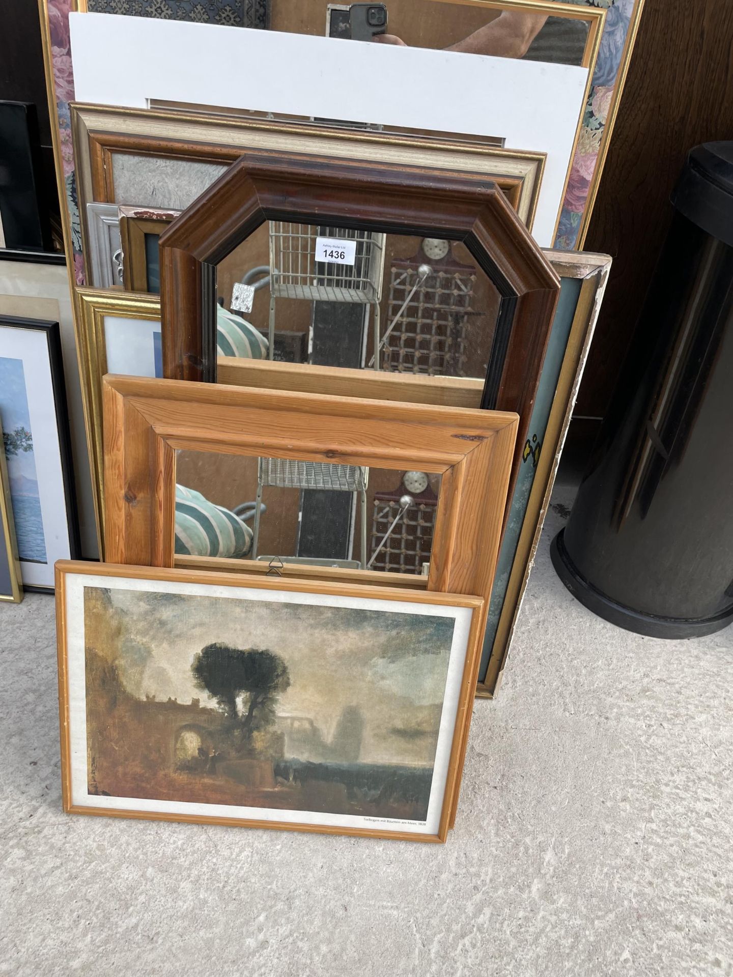 AN ASSORTMENT OF FRAMED MIRRORS AND PRINTS ETC