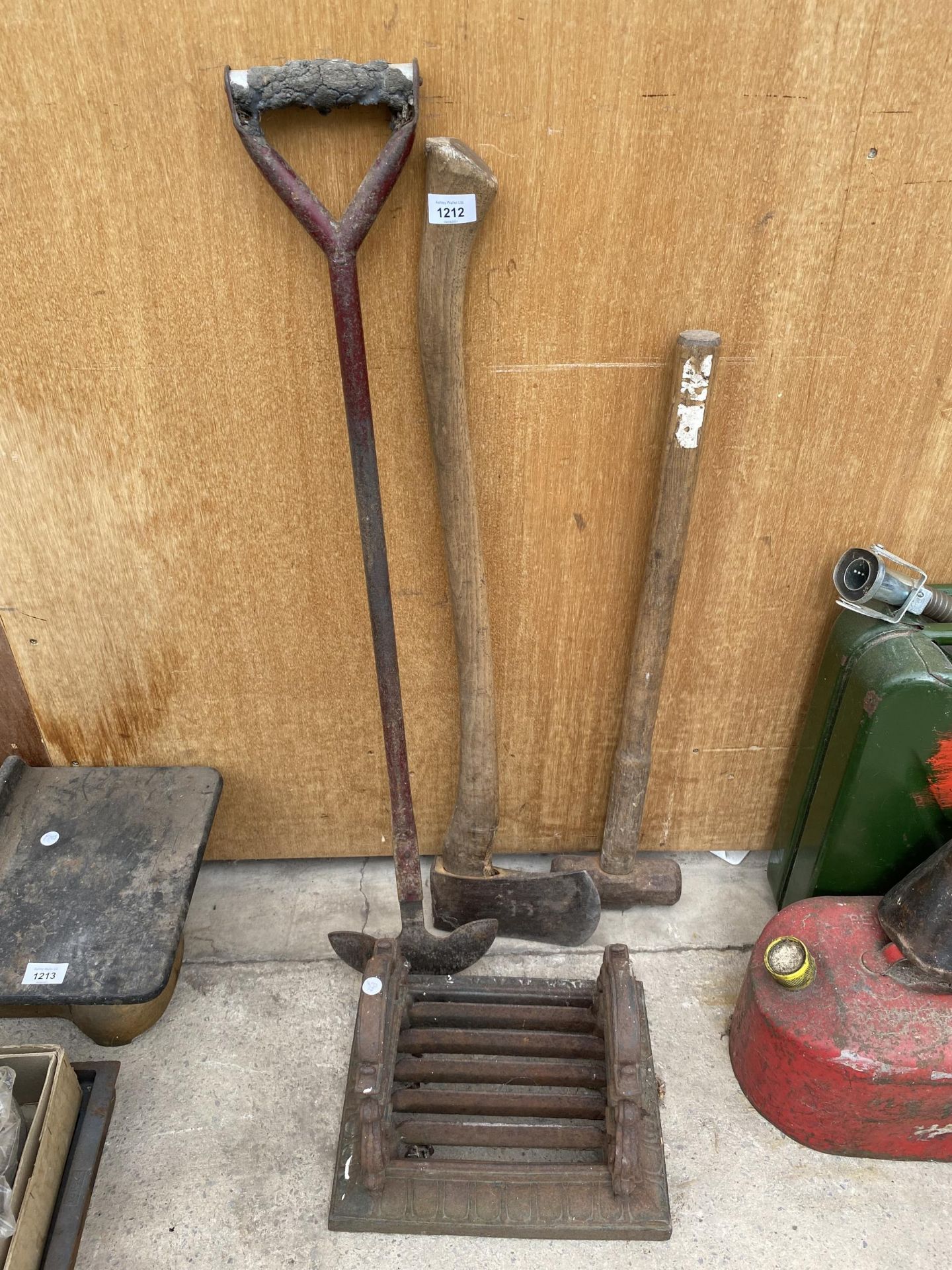 AN ASSORTMENT OF VINTAGE ITEMS TO INCLUDE A BOOT SCRAPER, AXE AND SLEDGE HAMMER ETC