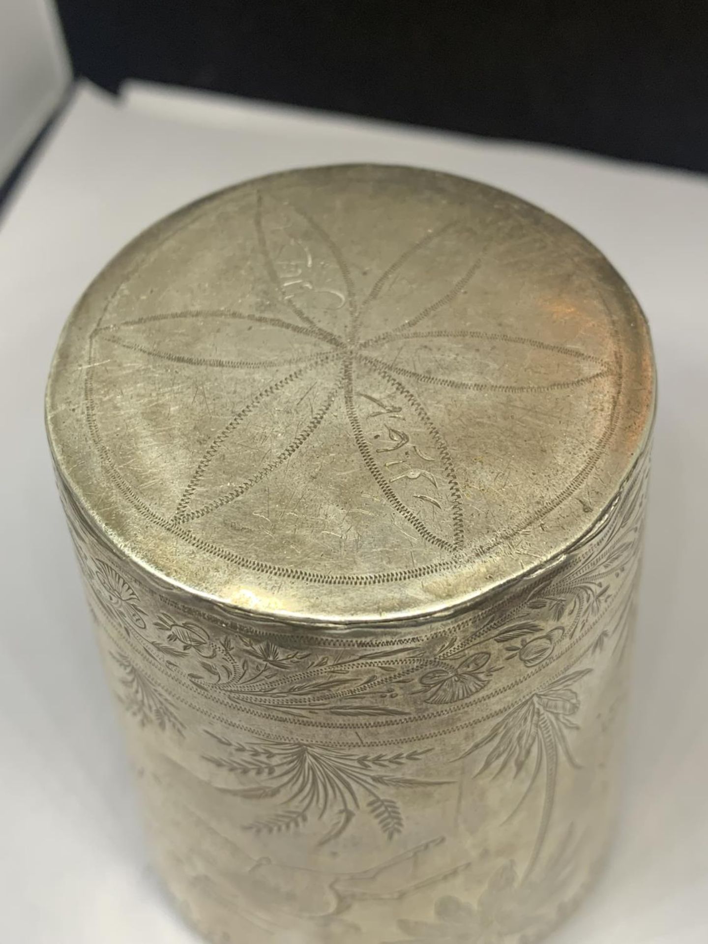 AN INDIAN, TESTED SILVER BEAKER WITH ENGRAVINGS DEPICTING A TIGER HUNTING MUNTJAC DEER, HEIGHT 10. - Image 5 of 7