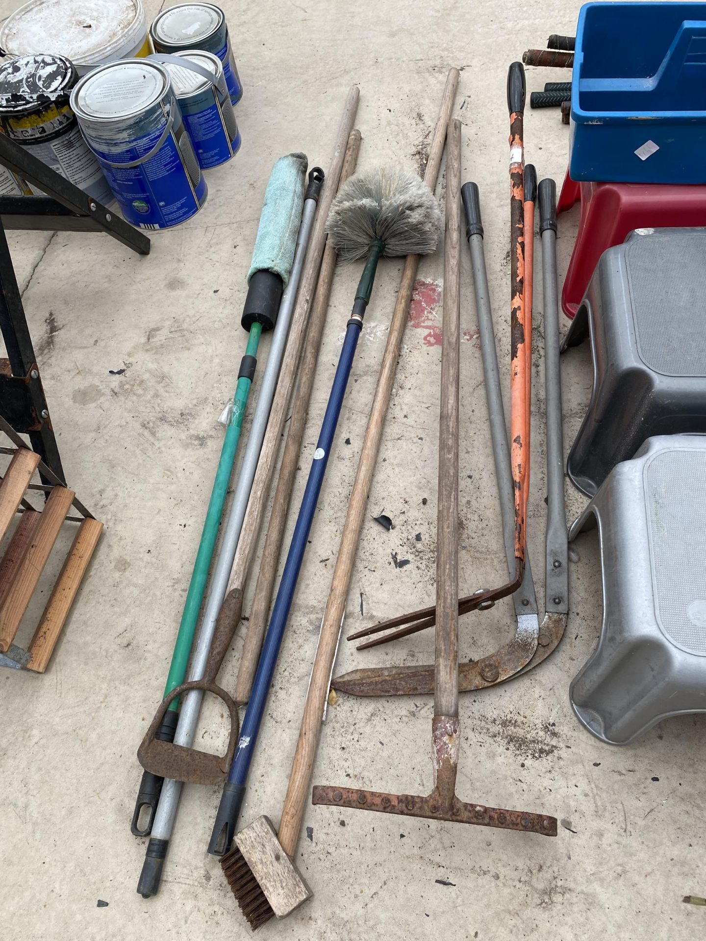 AN ASSORTMENT OF GARDEN TOOLS TO INCLUDE SHEARS, HOES AND SEATS ETC - Image 2 of 3