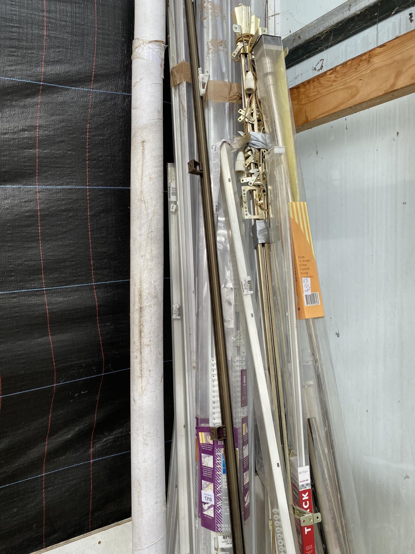 A LARGE ASSORTMENT OF CURTAIN POLES AND RAILS - Image 3 of 4