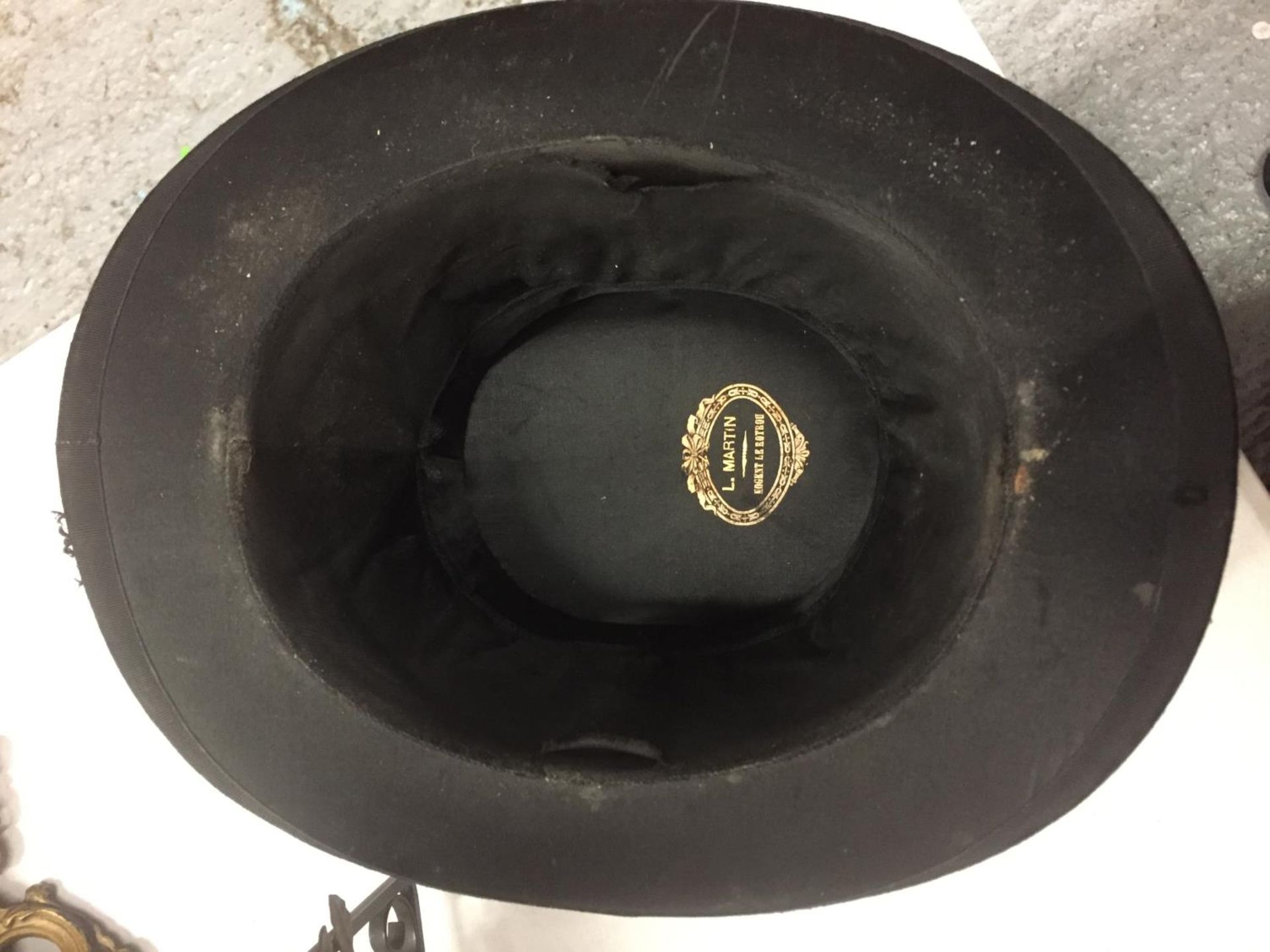 A VINTAGE FRENCH OPERA COLLAPSIBLE SATIN TOP HAT - Image 3 of 3