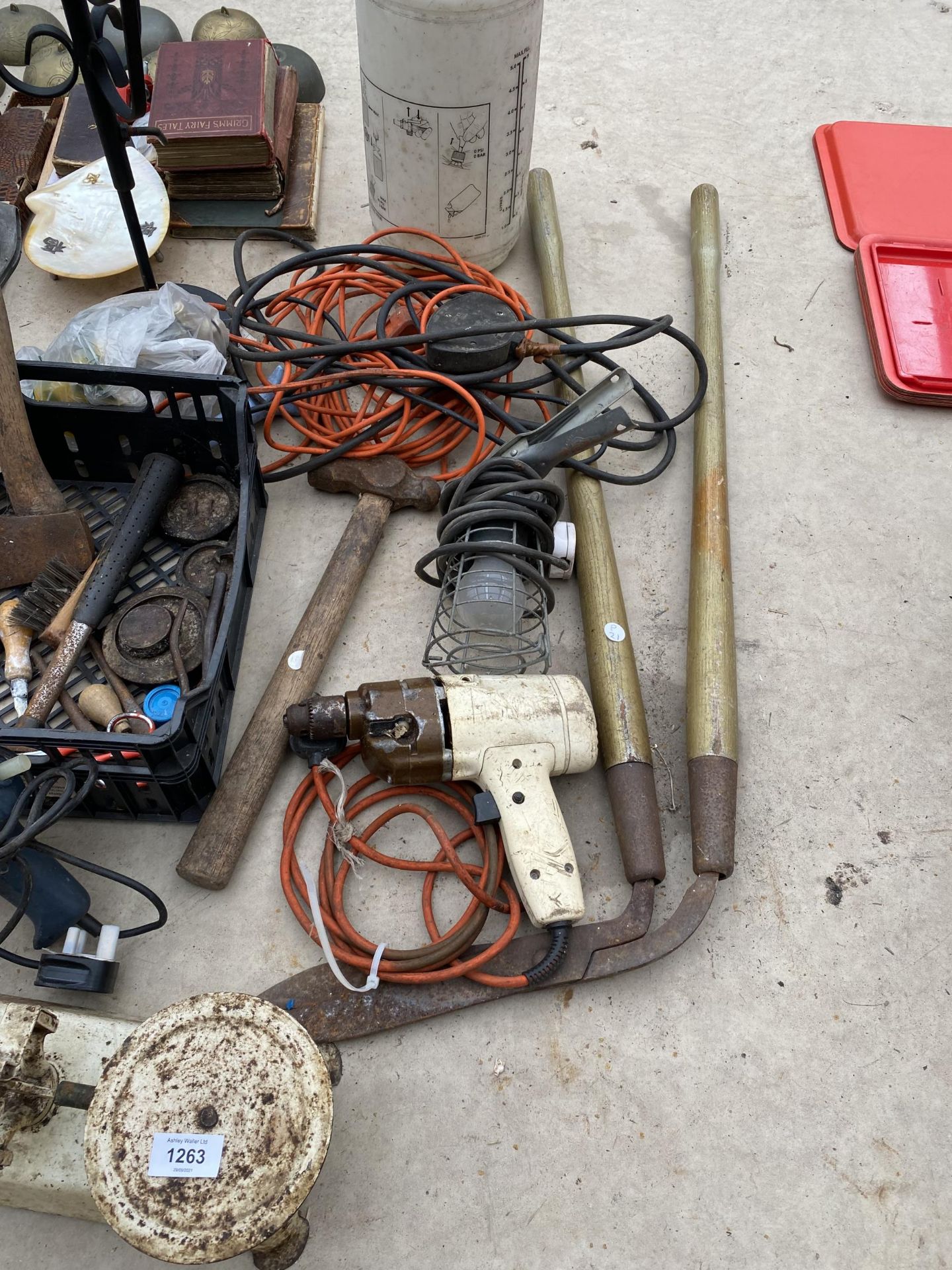 AN ASSORTMENT OF TOOLS TO INCLUDE SCALES, GARDEN SHEARS AND A DRILL ETC - Image 3 of 5