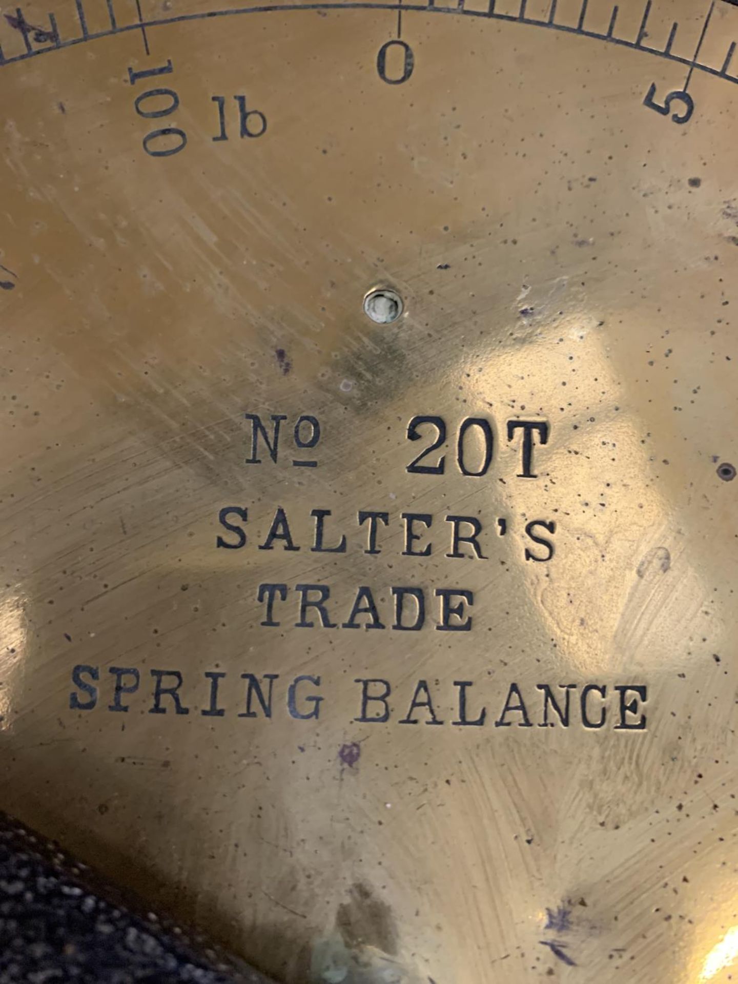 A VINTAGE SET OF BRASS FACED NO 20T SALTERS TRADE SPRING BALANCE SCALES SILVESTERS PATENT TO WEIGH - Image 3 of 4
