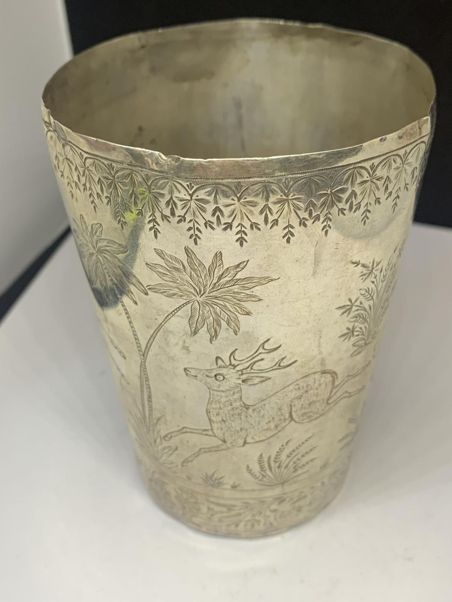 AN INDIAN, TESTED SILVER BEAKER WITH ENGRAVINGS DEPICTING A TIGER HUNTING MUNTJAC DEER, HEIGHT 10. - Image 2 of 7