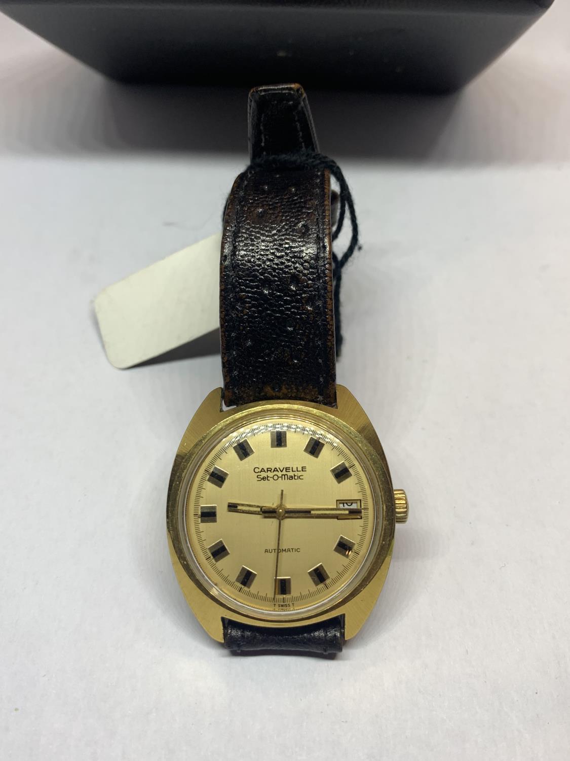 A VINTAGE CARAVELLE SET O MATIC BY BULOVA AUTOMATIC WRIST WATCH WITH LEATHER STRAP IN A - Image 2 of 4