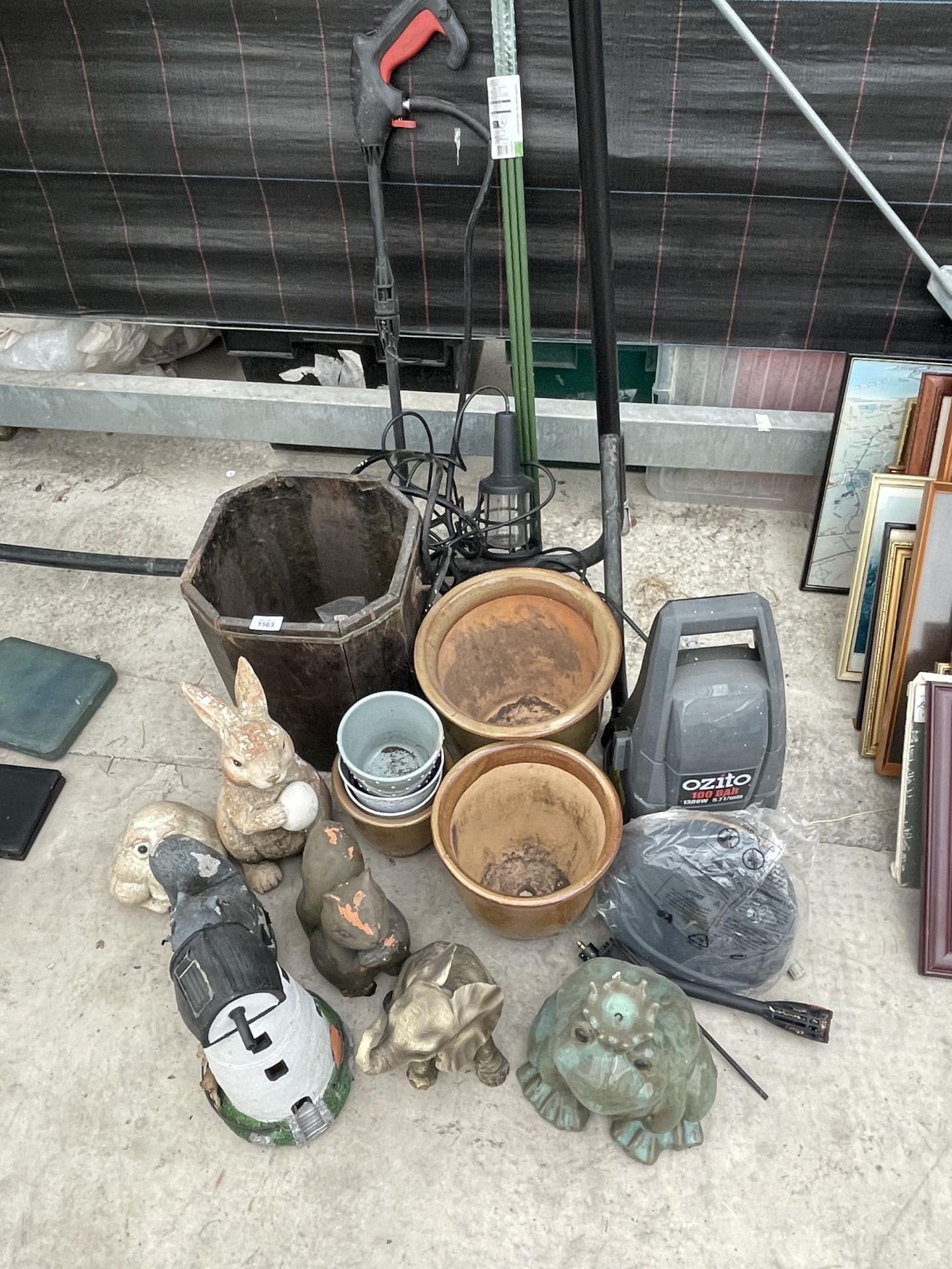 AN ASSORTMENT OF GARDEN ITEMS TO INCLUDE PLANTERS, ANIMAL FIGURES AND A PRESSURE WASHER ETC