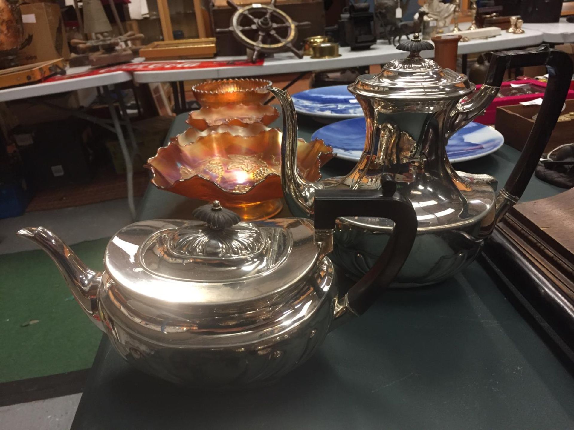 A BRITANNIA METAL PLATED TEA AND COFFEE POT SET WITH MILK JUG, SUGAR BOWL AND TRAY - Image 4 of 4