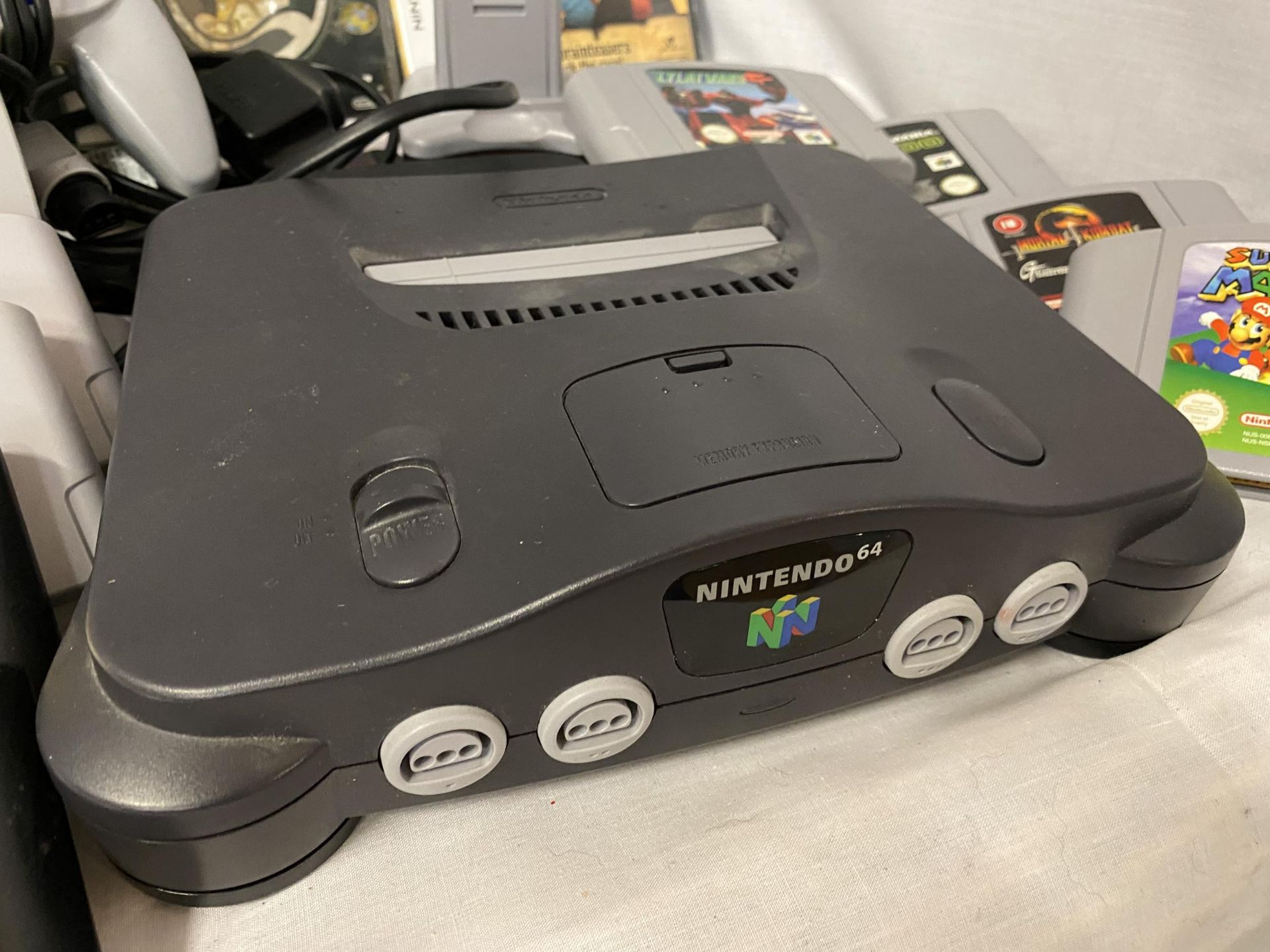 A VINTAGE NINTENO 64 WITH CONTROLLERS AND GAME CARTRIDGES - Image 4 of 5