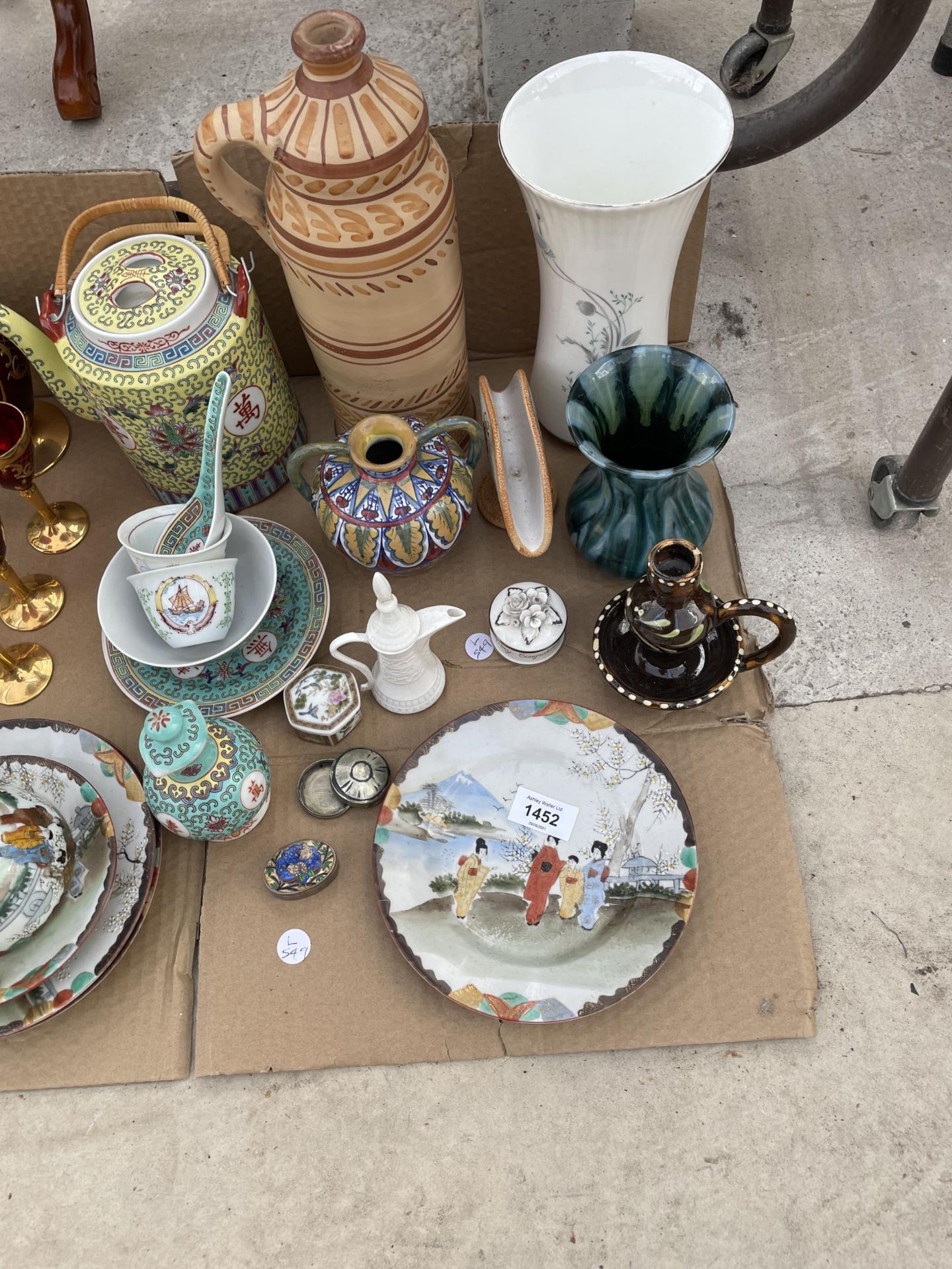 A LARGE ASSORTMENT OF ITEMS TO INCLUDE AN EPNS DISH AND TEAPOT, ORIENTAL CERAMIC ITEMS AND VARIOUS - Image 2 of 7