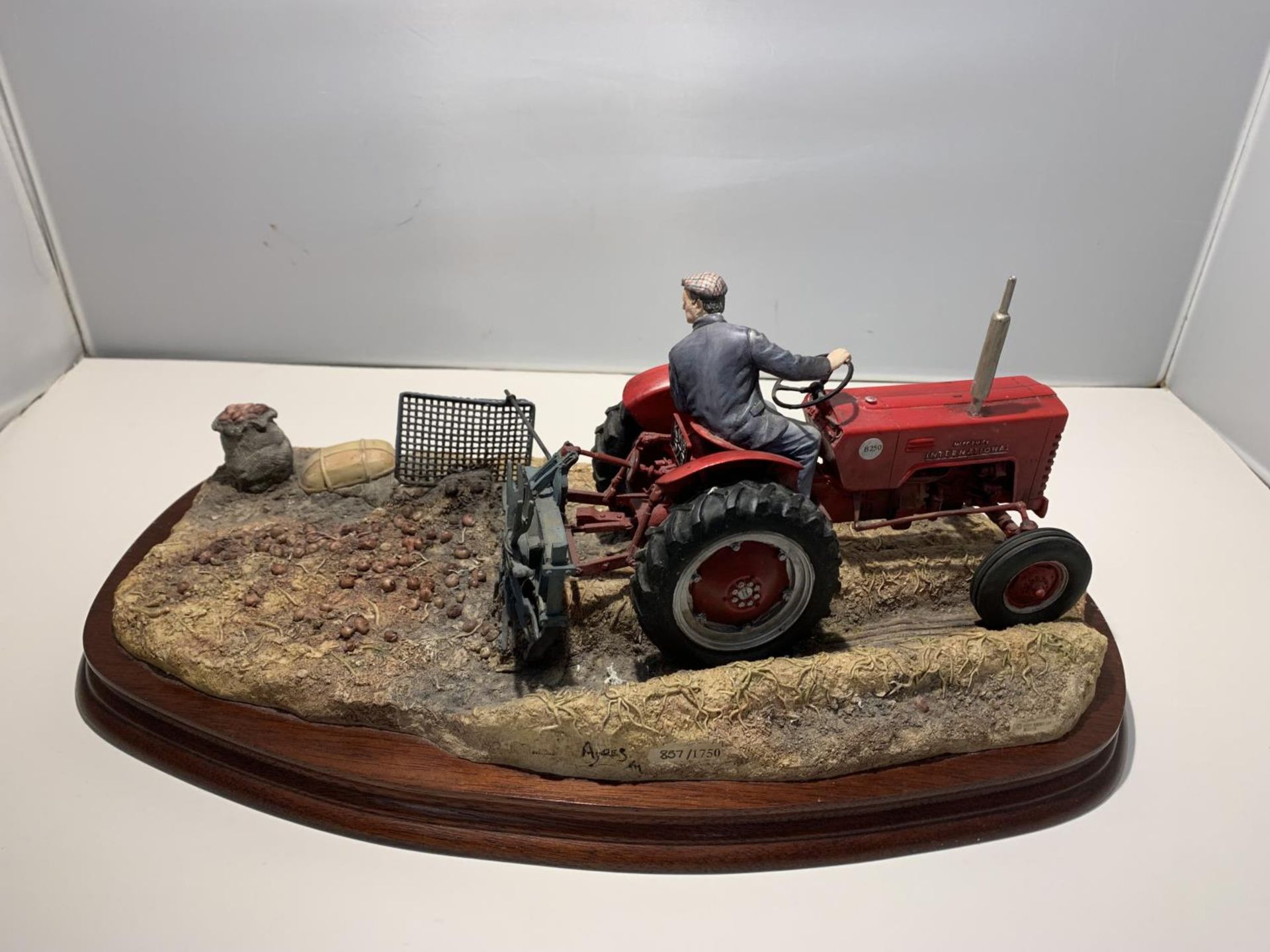 A LARGE LIMITED EDITION BORDER FINE ART FIGURINE LIFTING THE PINKS (INTERNATIONAL B250 TRACTOR) - Image 4 of 6