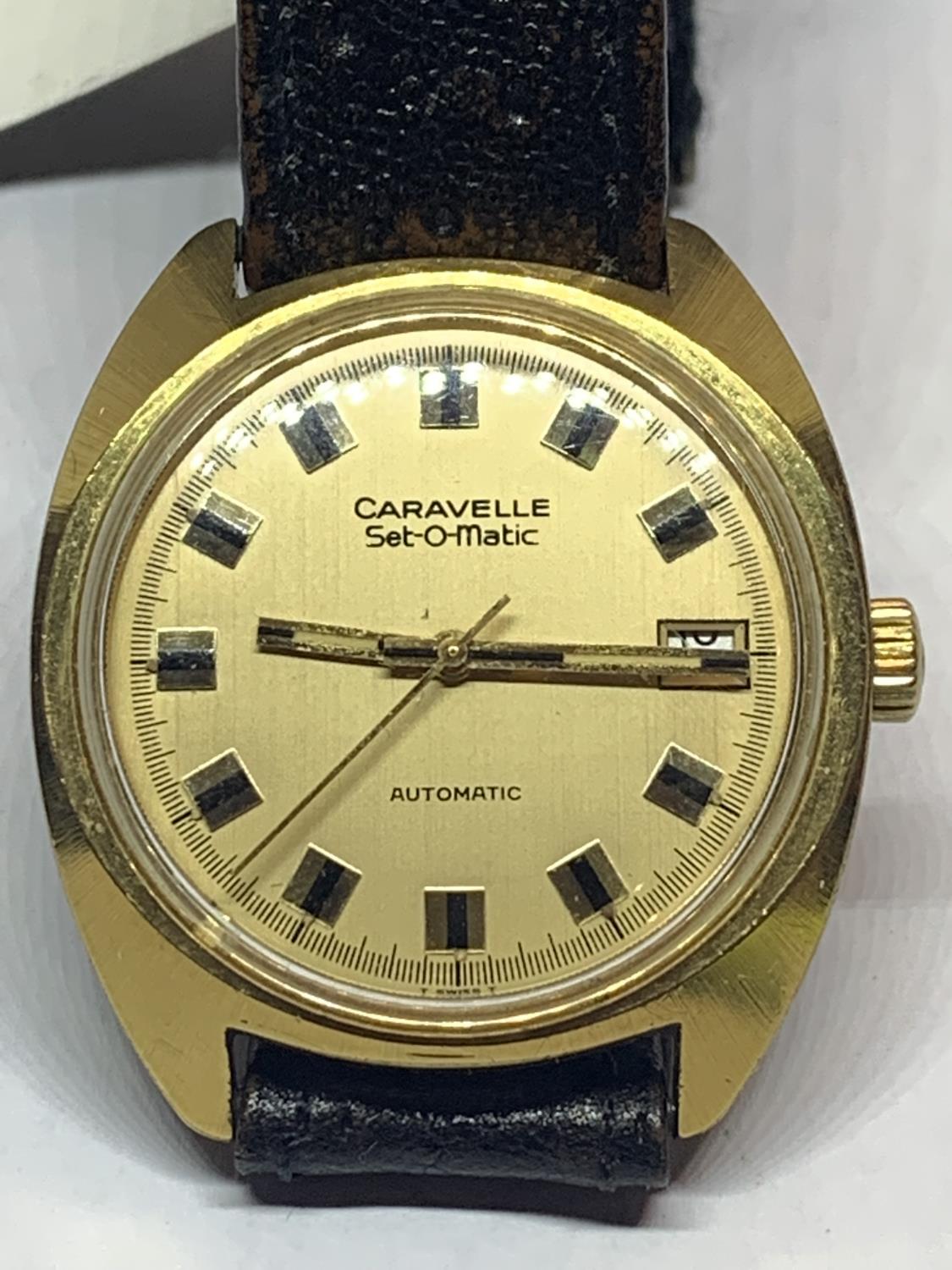 A VINTAGE CARAVELLE SET O MATIC BY BULOVA AUTOMATIC WRIST WATCH WITH LEATHER STRAP IN A - Image 3 of 4