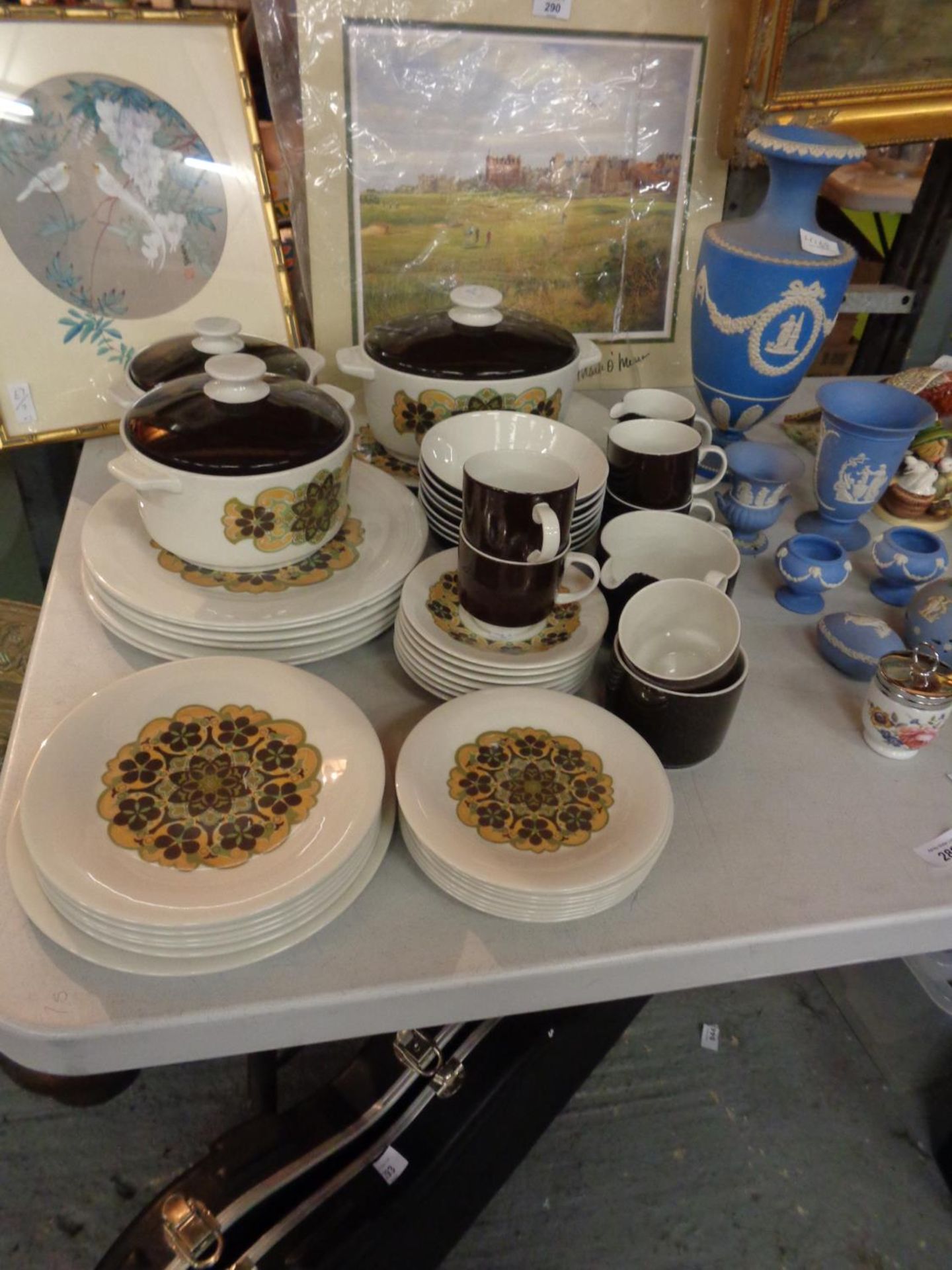 A LARGE COLLECTION OF ROYAL DOULTON SEGOVIA DINNERWARE TO INCLUDE COOKING POTS, PLATES AND MUGS