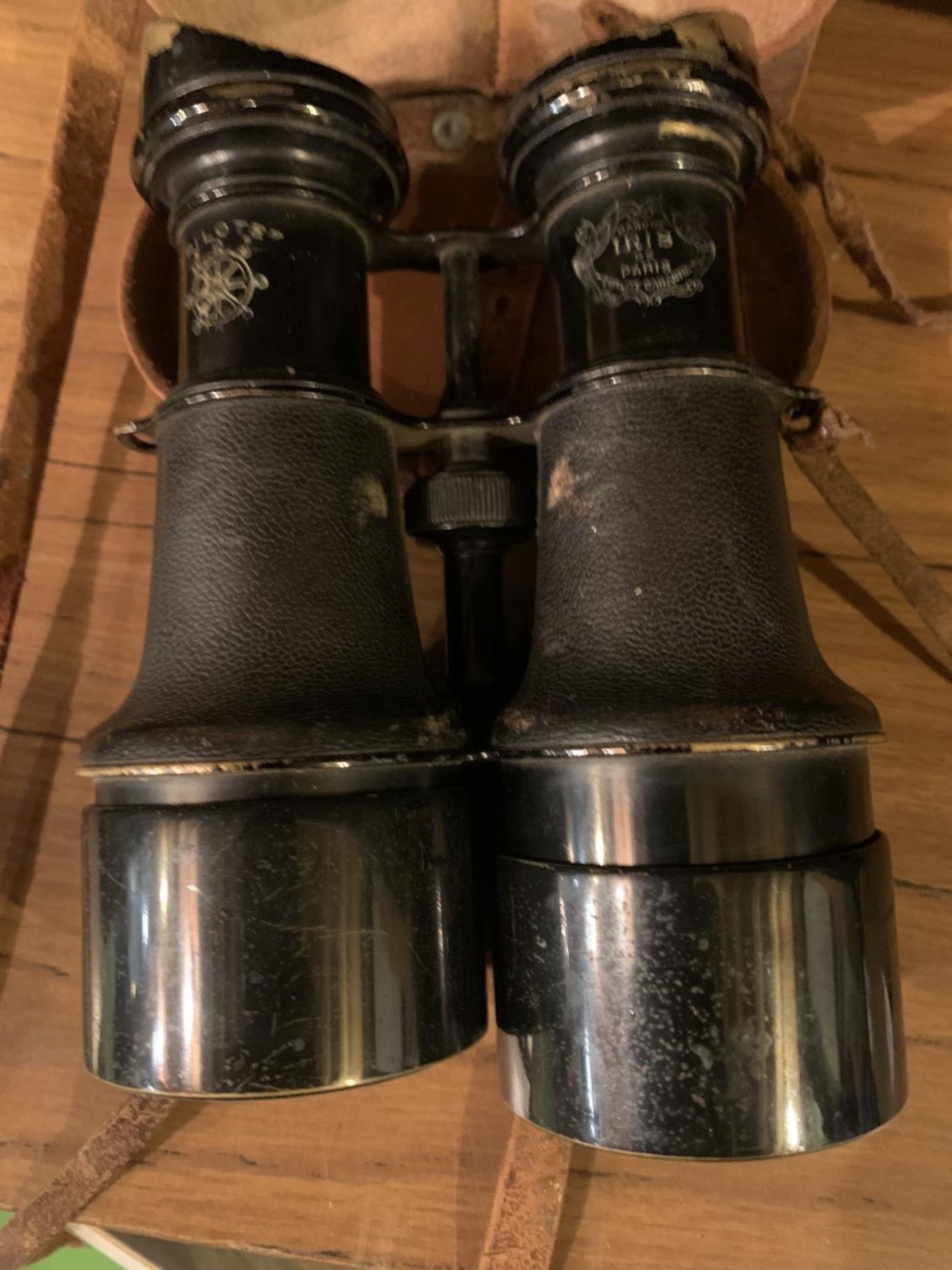 A PAIR OF EARLY 20TH CENTURY PILOTE BINOCULARS BY IRIS DE PARIS WITH LEATHER CASE - Image 2 of 5