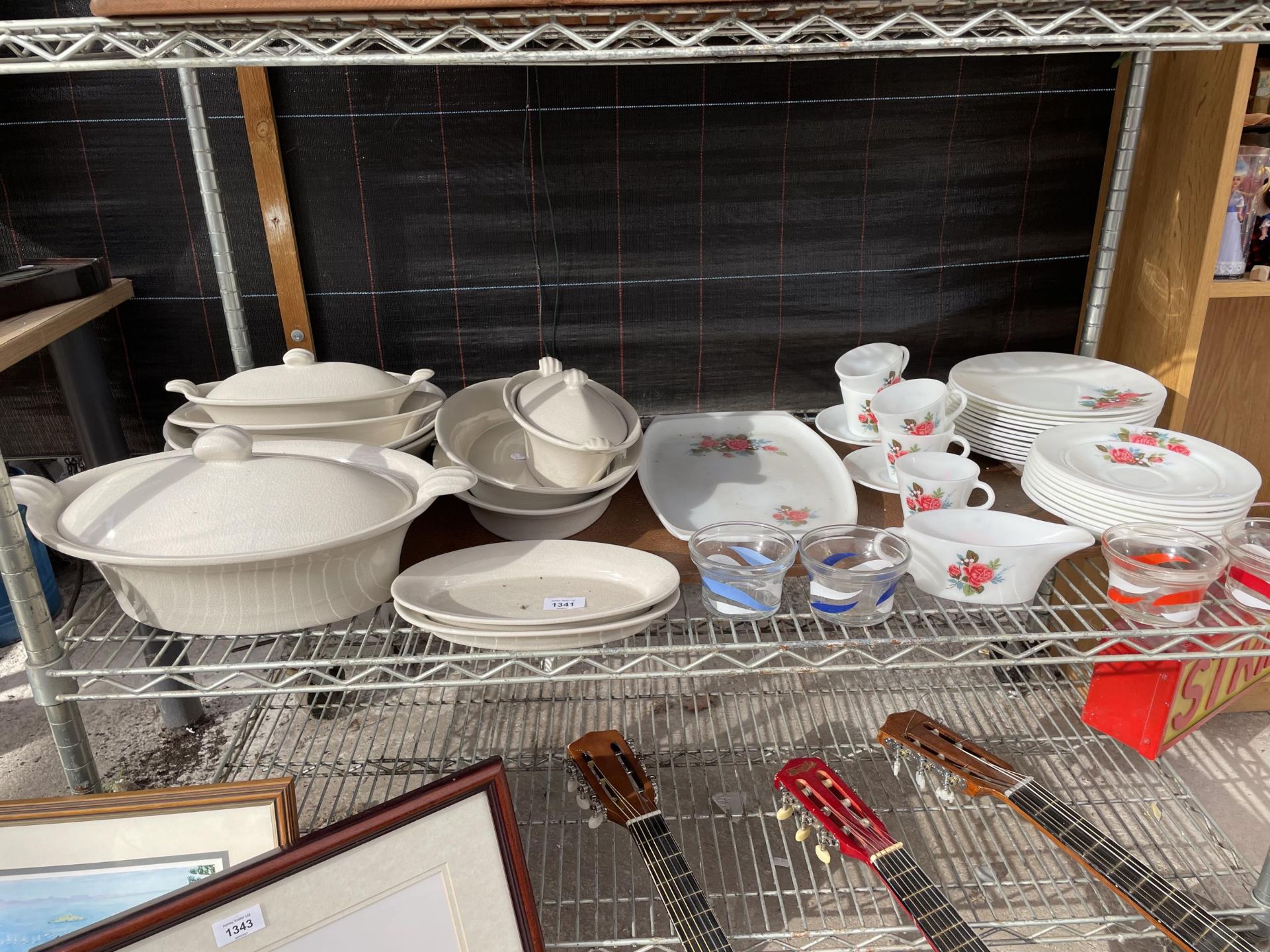 AN ASSORTMENT OF CERAMIC AND GLASS WARE TO INCLUDE SERVING DISHES, PLATES AND BOWLS ETC