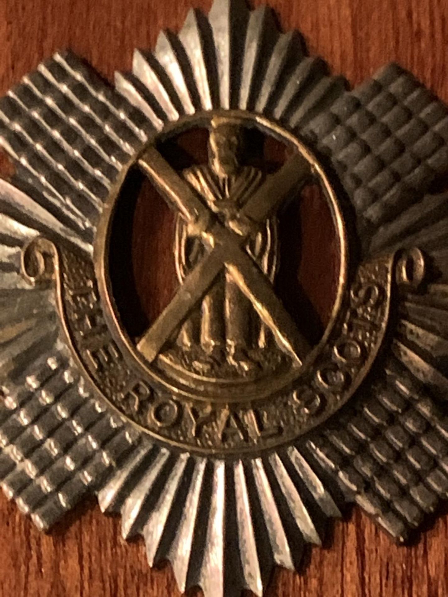 A ROYAL SCOTS BADGE ON A WOODEN MOUNT - Image 3 of 7