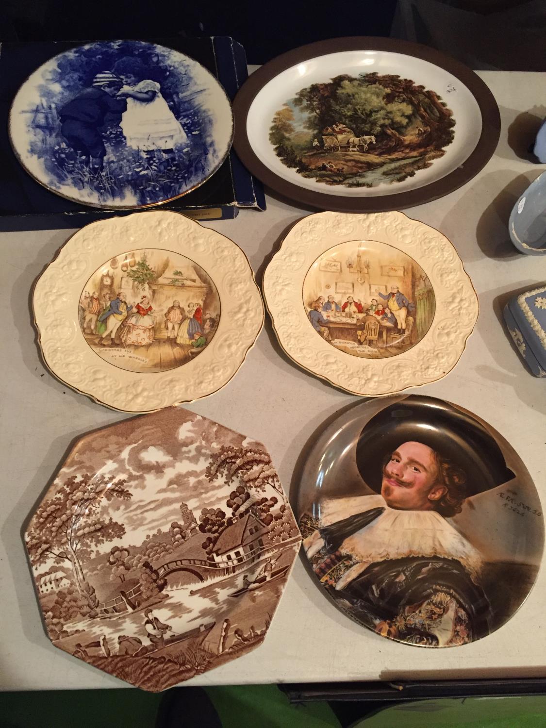 SIX CABINET PLATES TO INCLUDE TWO CROWN DUCAL, MEAKIN, HORNSEA POTTERY ETC