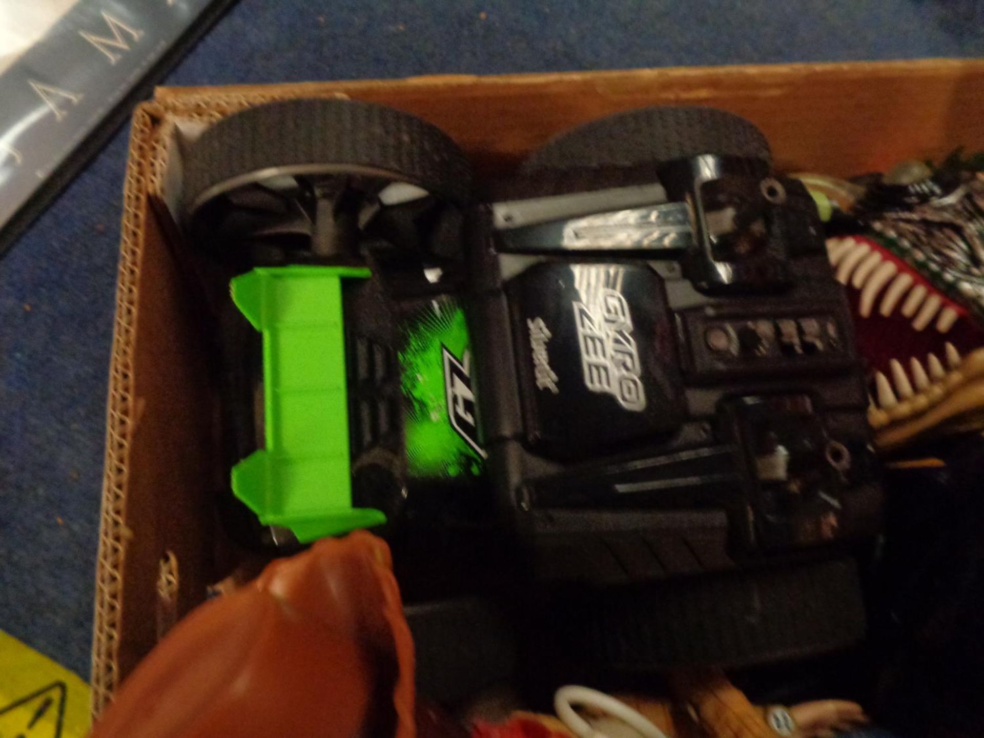 A BOX OF ASSORTED TOYS TO INCLUDE A GYRO ZEE REMOTE CONTROL CAR, TWO SONIC THE HEDGEHOG MONEY BOXES,