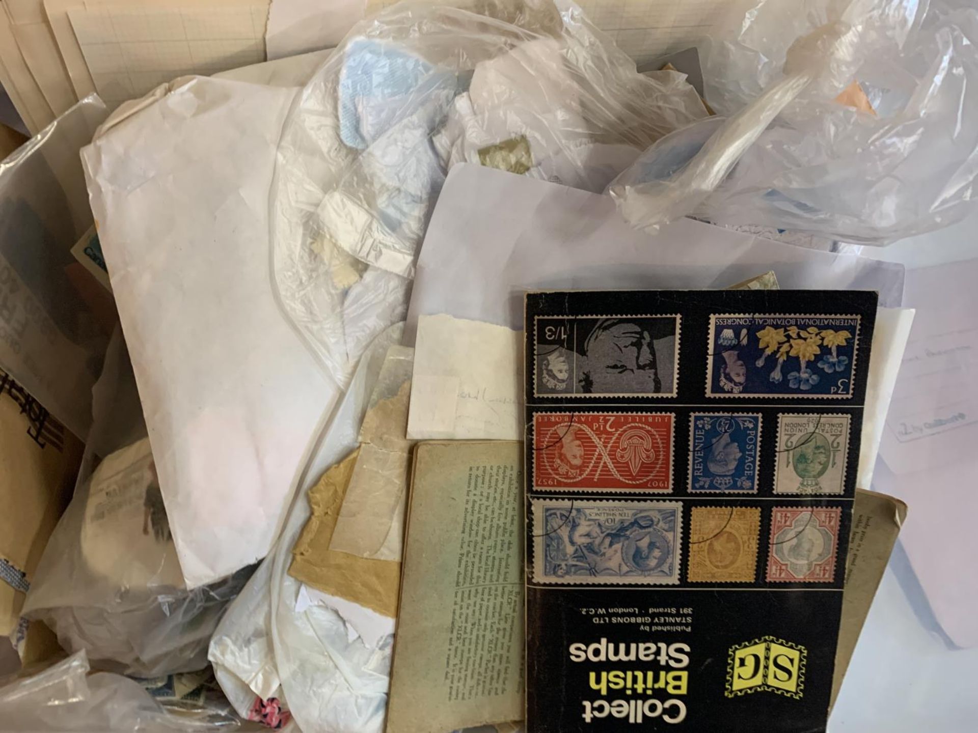 A BOX OF MIXED WORLD STAMPS AND ALBUMS - Image 4 of 4
