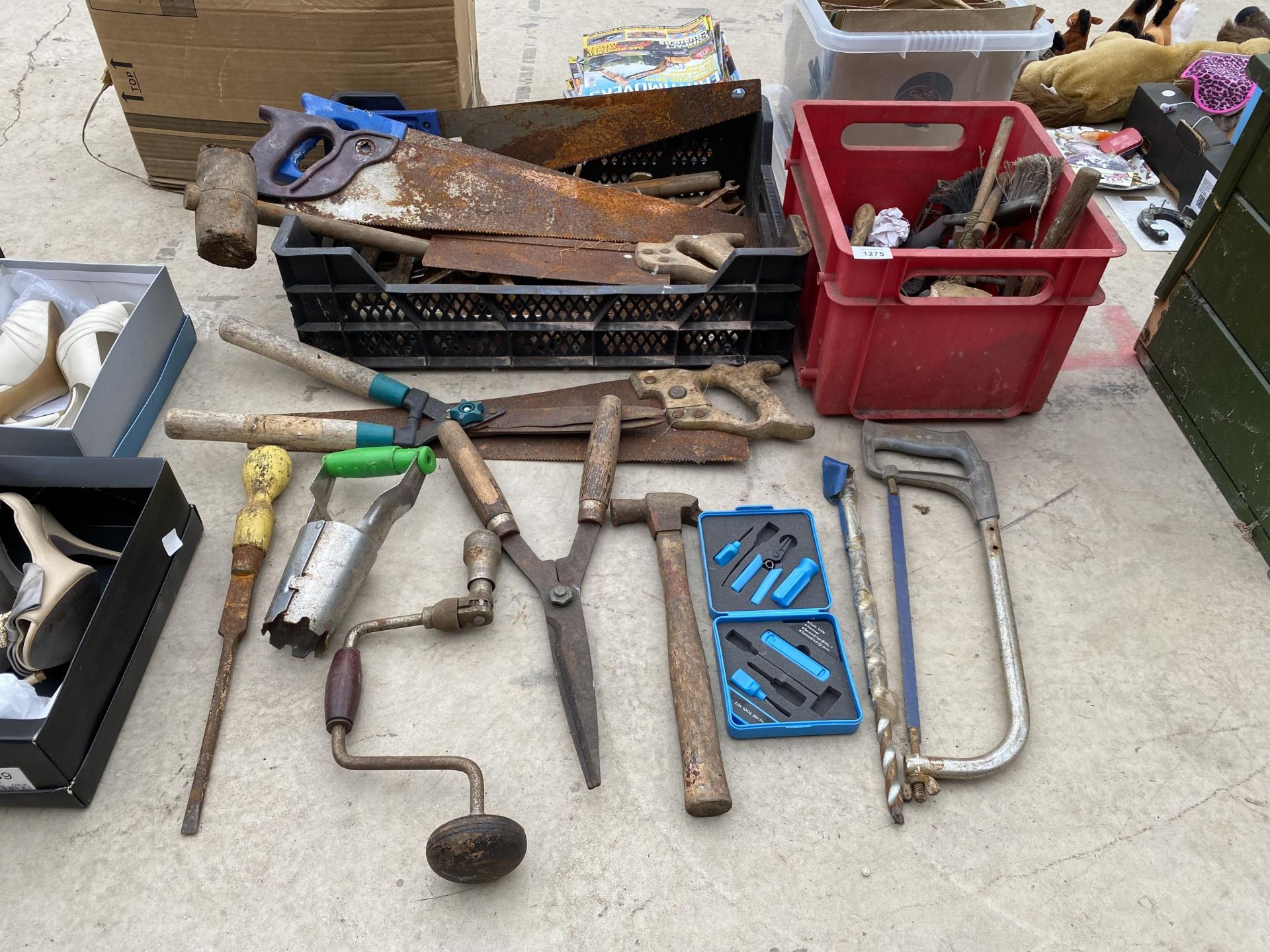 AN ASSORTMENT OF HAND TOOLS TO INCLUDE SHEARS, A BRACE DRILL AND SAWS ETC