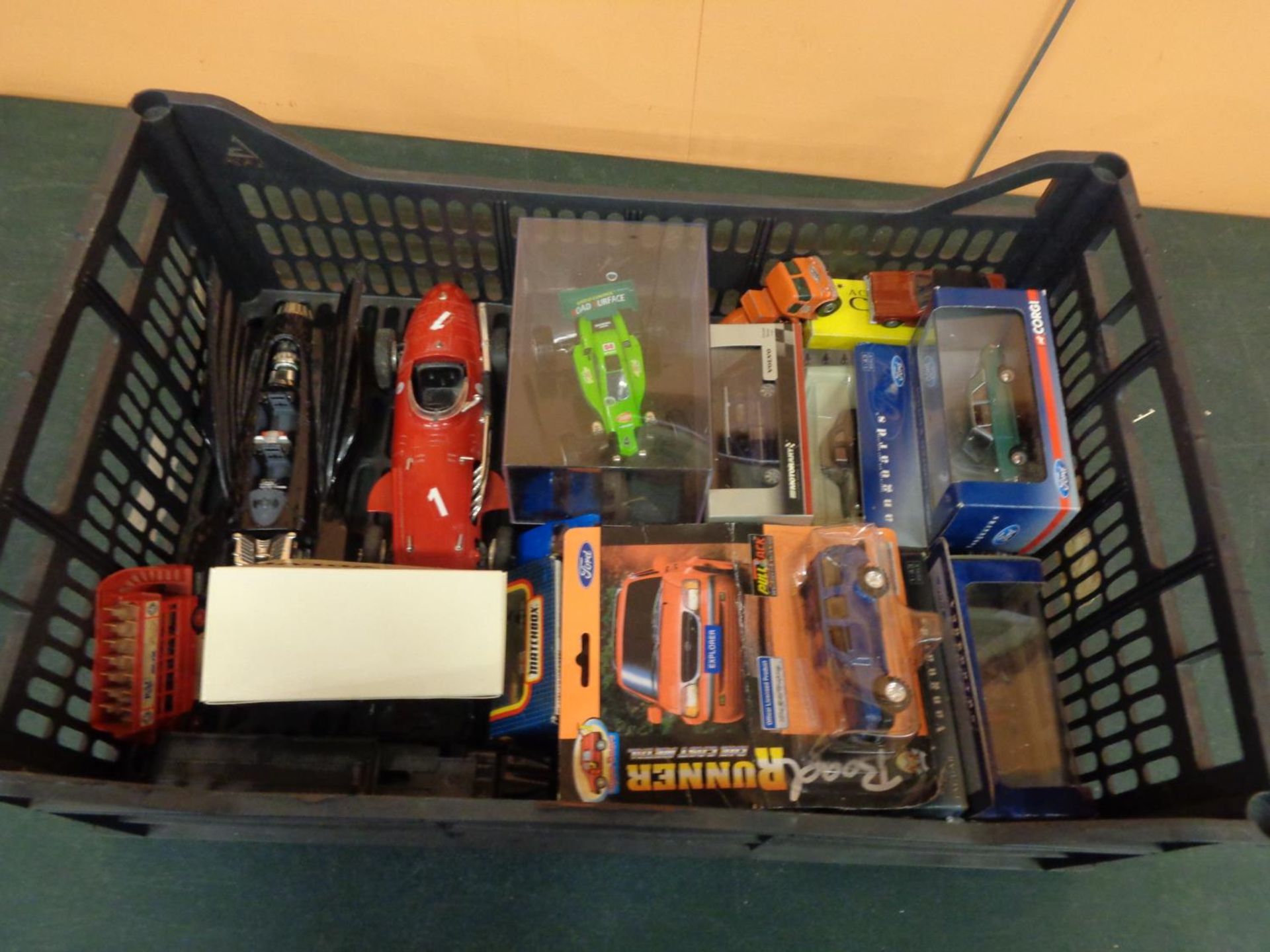 A COLLECTION OF MODEL CARS TO INCLUDE BOXED CORGI VANGUARDS, MATCHBOX ETC