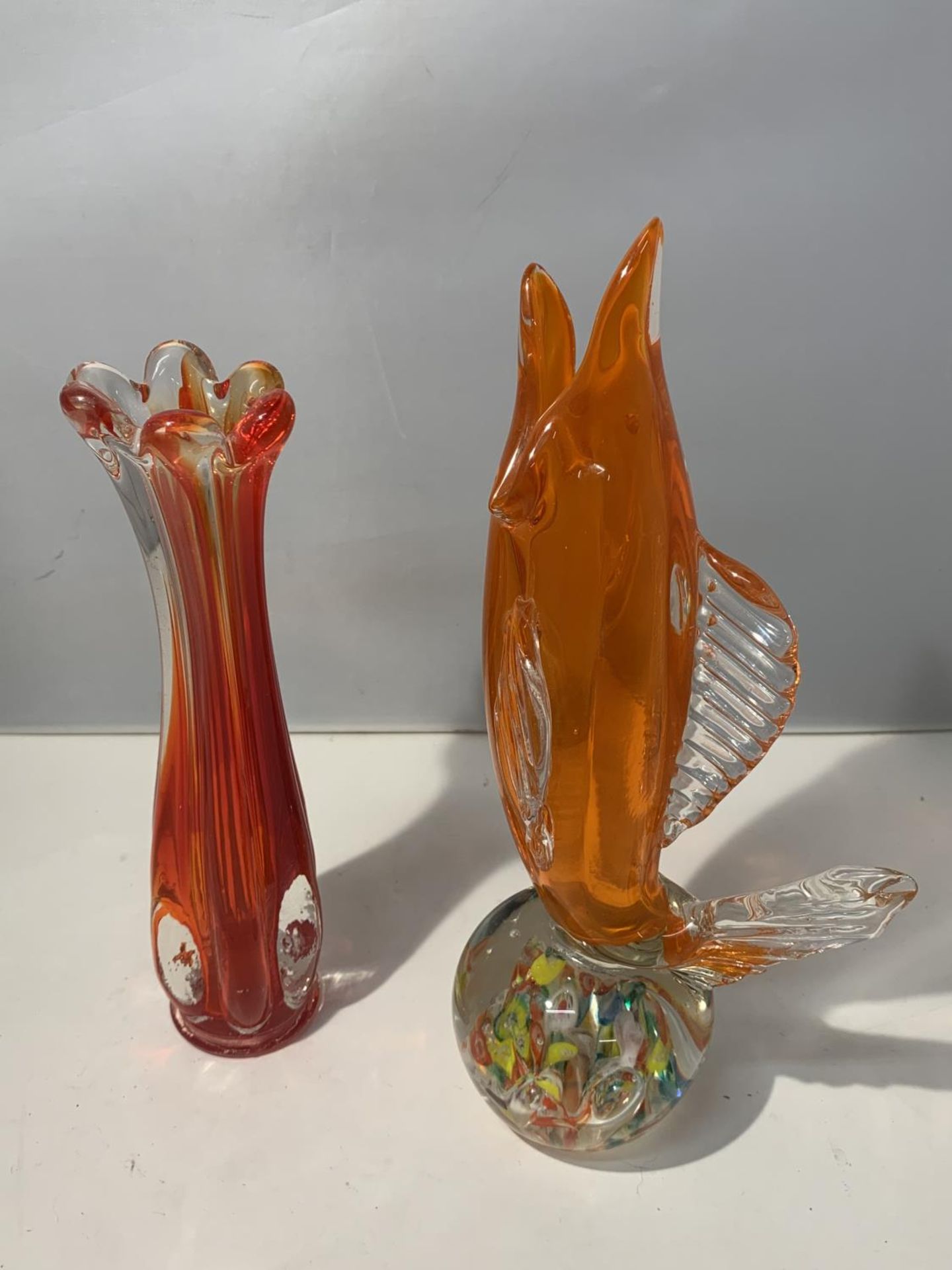 TWO MURANO STYLE VASES TO INCLUDE A RED GLASS SINGLE BLOOM AND A ORANGE FISH ON A PAPERWEIGHT - Image 2 of 3