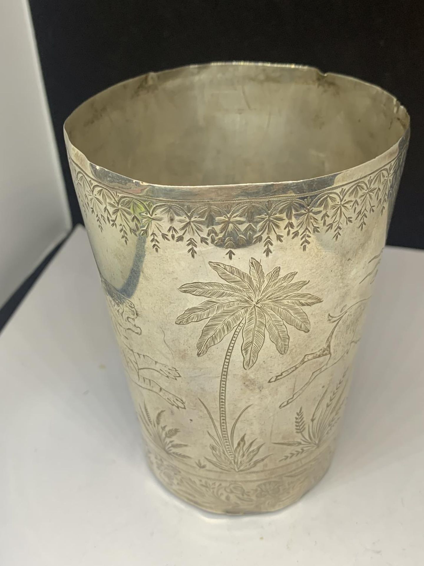 AN INDIAN, TESTED SILVER BEAKER WITH ENGRAVINGS DEPICTING A TIGER HUNTING MUNTJAC DEER, HEIGHT 10. - Image 4 of 7