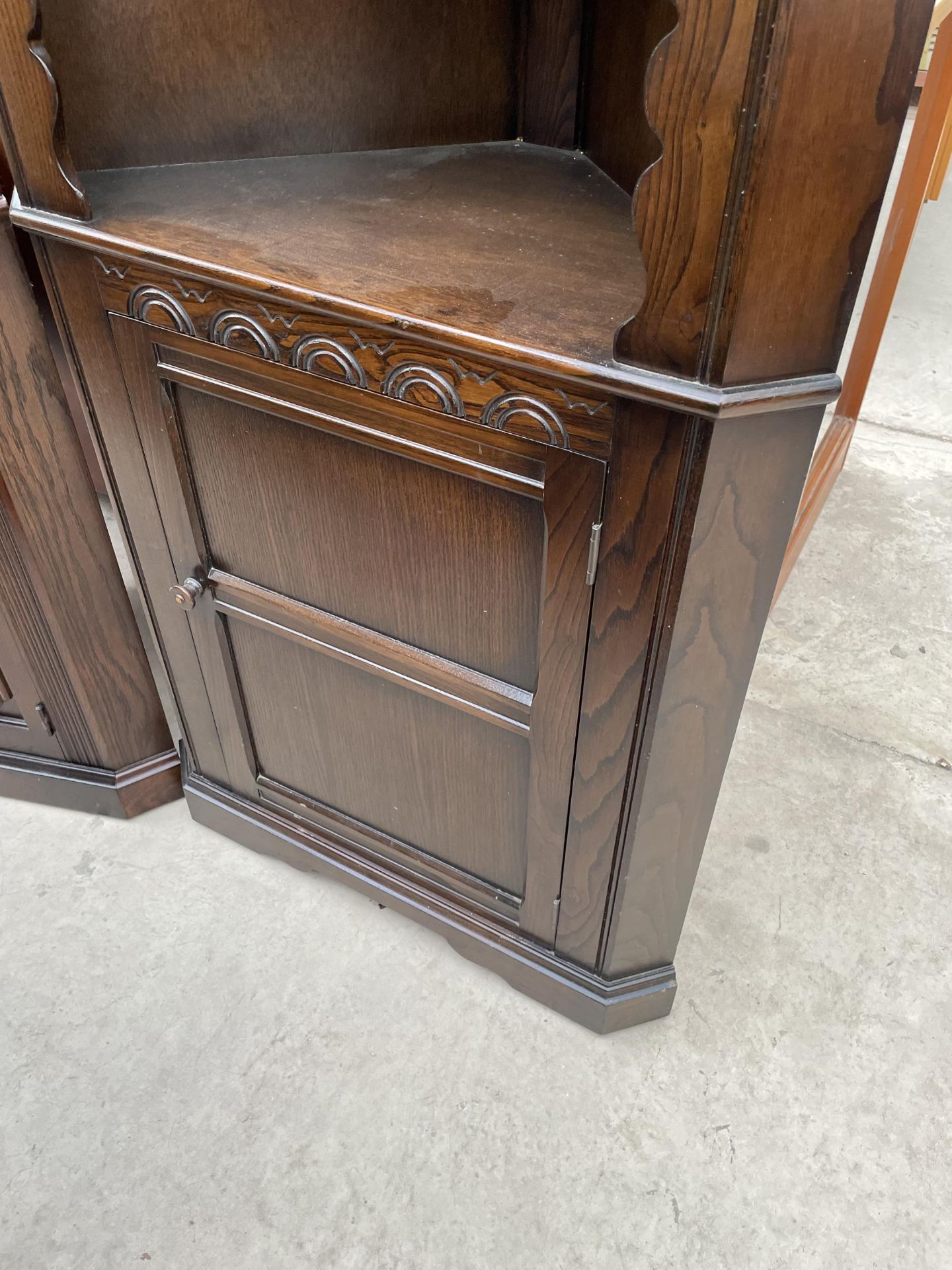 AN OAK OLD CHARM STYLE CORNER CABINET - Image 3 of 3