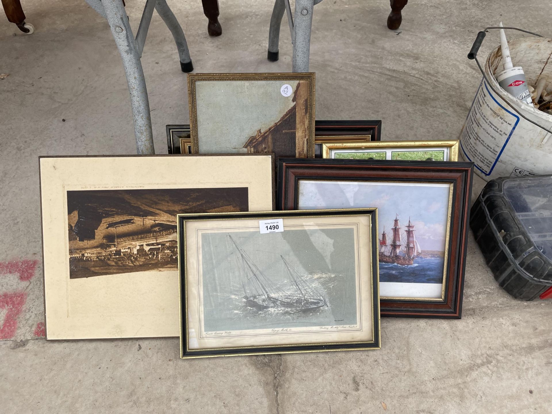 AN ASSORTMENT OF FRAMED PRINTS AND PICTURES