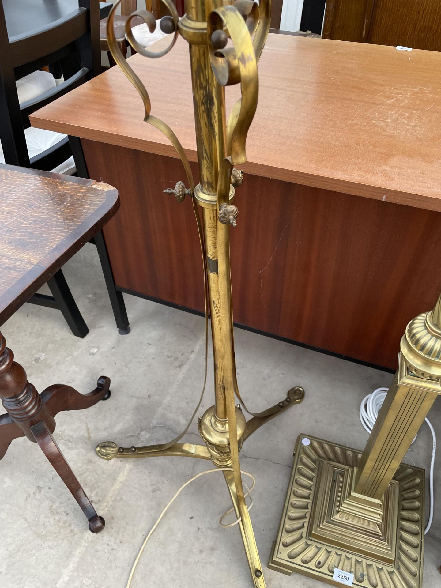 AN ART NOUVEAU BRASS STANDARD LAMP - Image 3 of 3