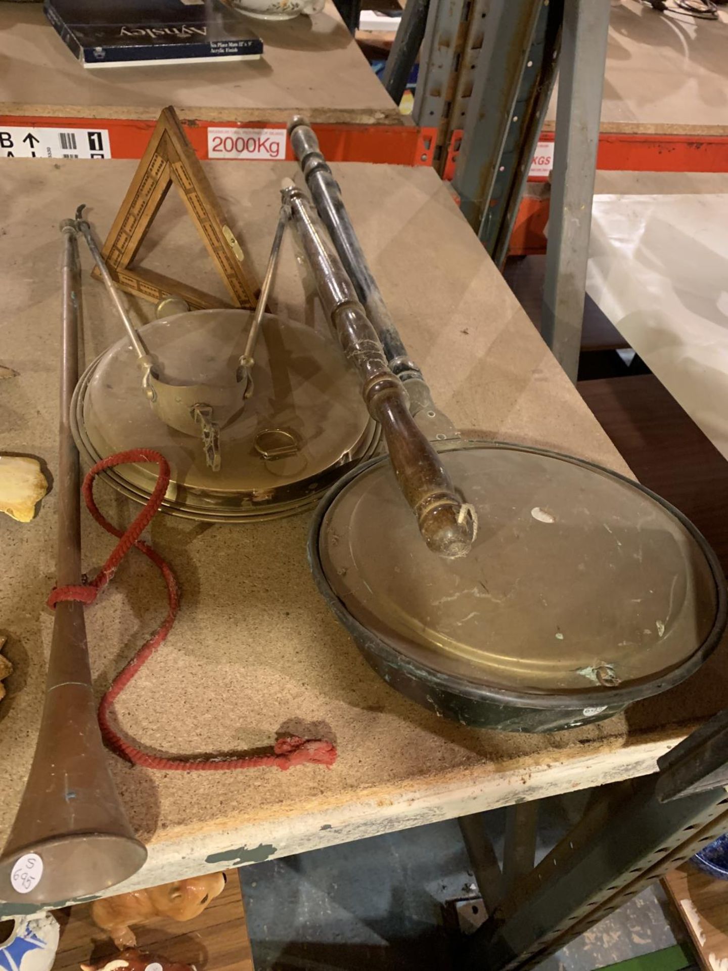 VARIOUS VINTAGE ITEMS TO INCLUDE BED WARMING PANS, COAL TONGS AND A HUNTING HORN