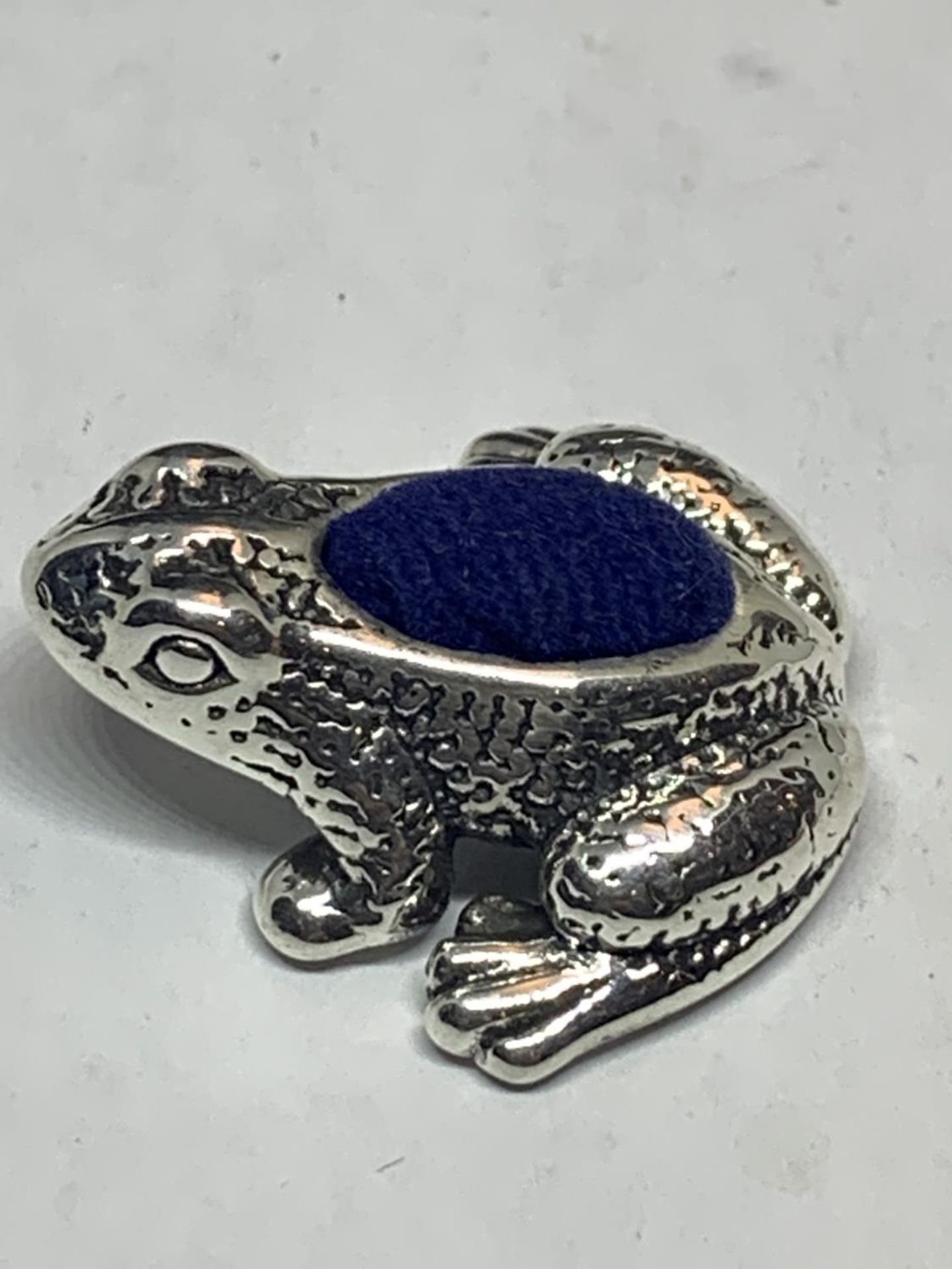 A MARKED SILVER FROG PIN CUSHION - Image 2 of 4