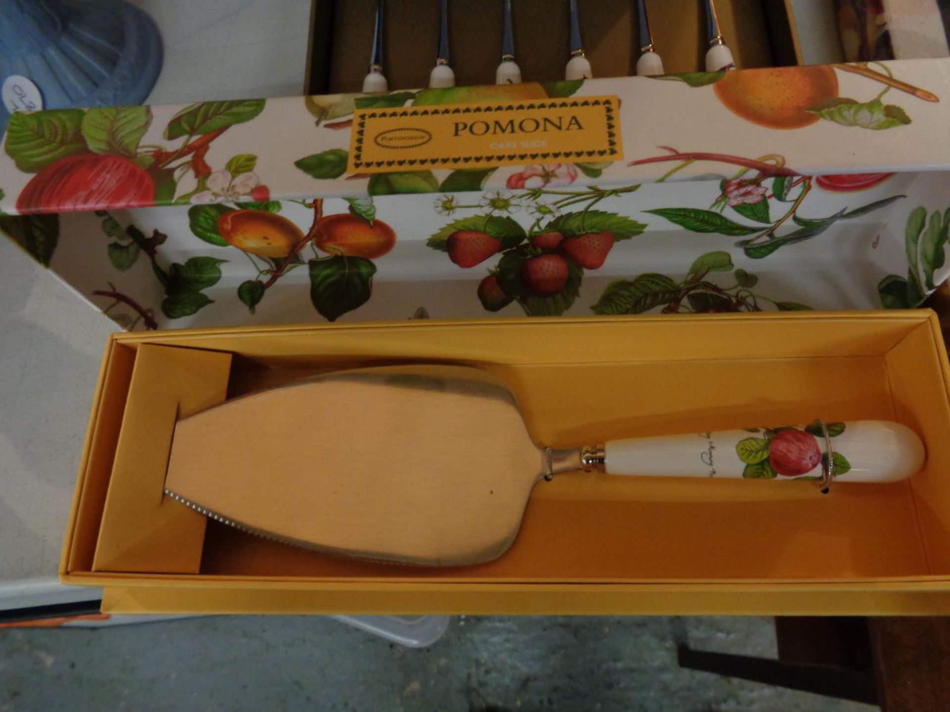 A NUMBER OF BOXES OF DECORATIVE FLATWARE TO INCLUDE ROYAL WORCESTER AND PORTMEIRION - Image 2 of 5
